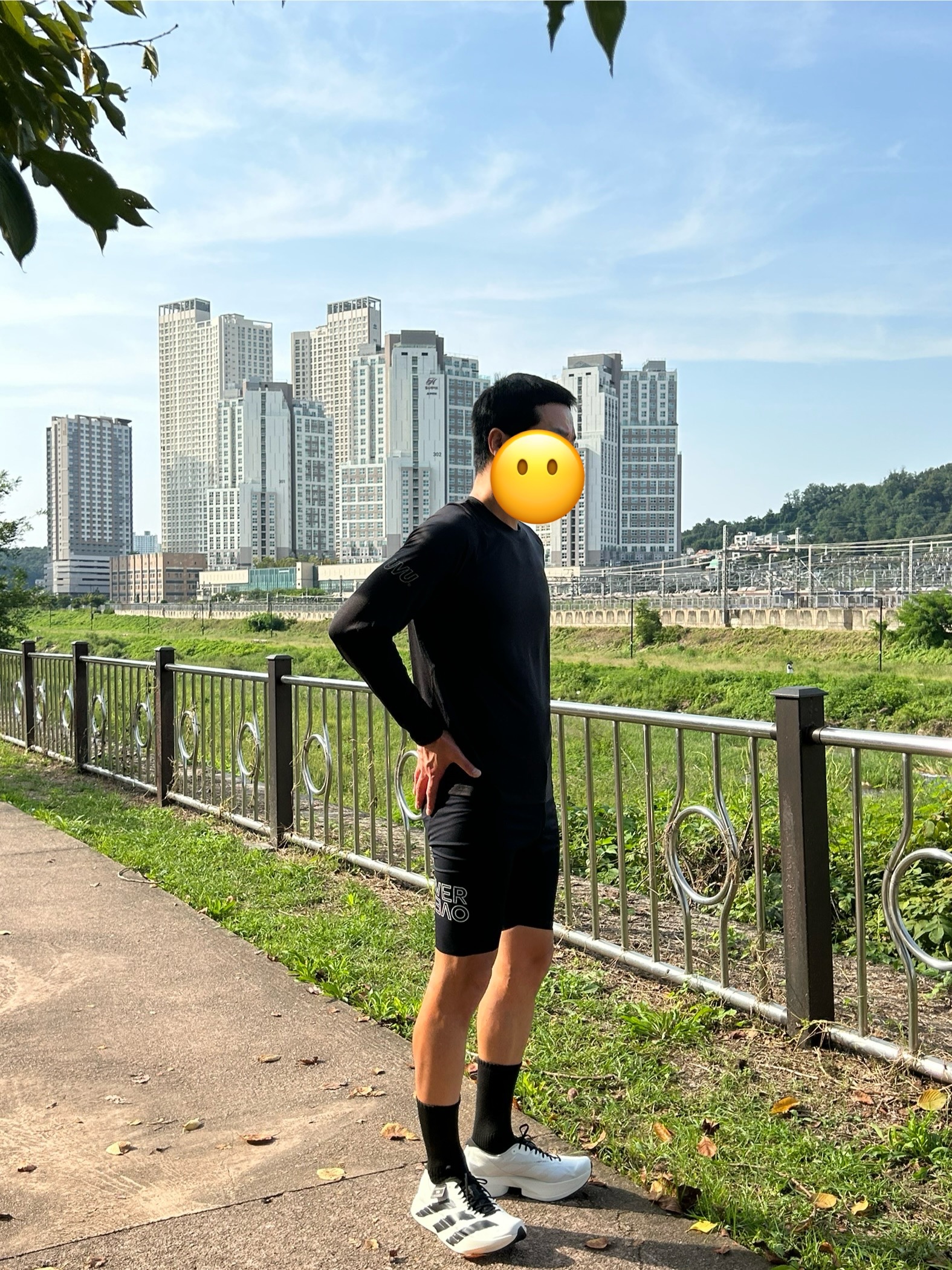 Y-3 Adios Pro 4 Beige Orbit Grey, UVU L/S Running Top Black 착용 스타일 - 1