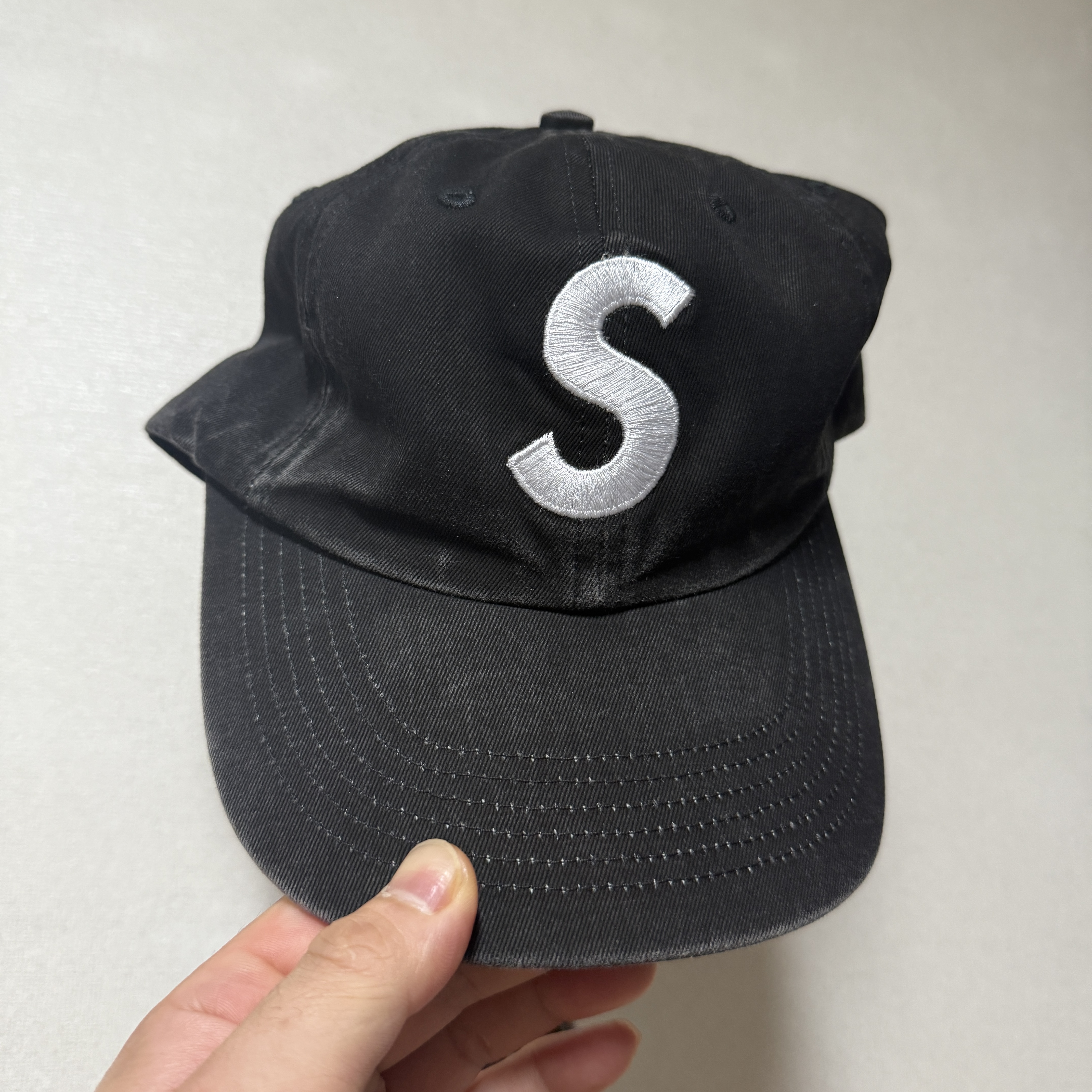 Supreme Pigment Coated 2-Tone S Logo 6-Panel Black - 25FW 착용 스타일