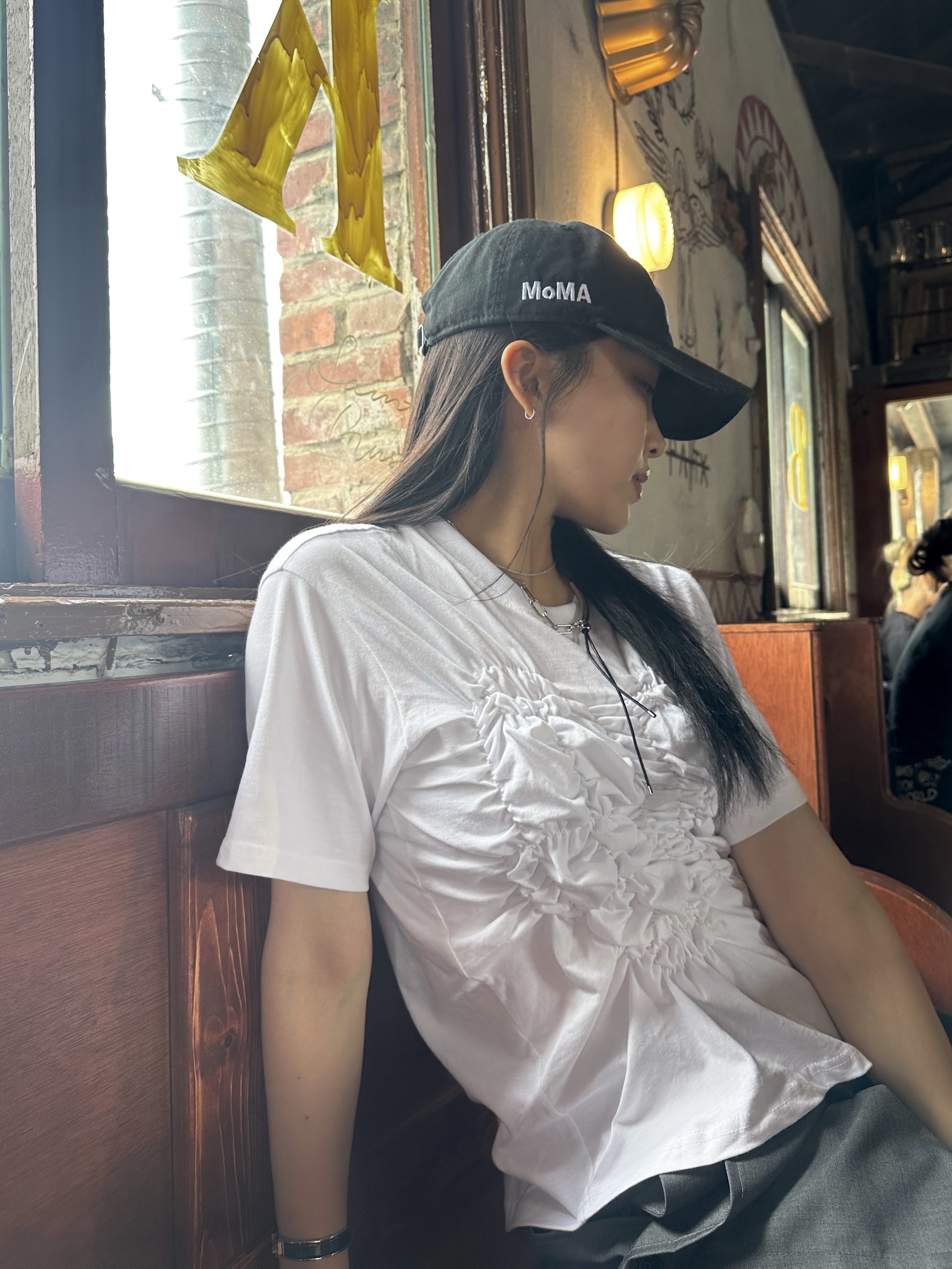 New Era x MoMA New York Yankees Cap Black, Prada Pocono Nylon Quilted Chain Shoulder Bag Black 착용 스타일 - 6