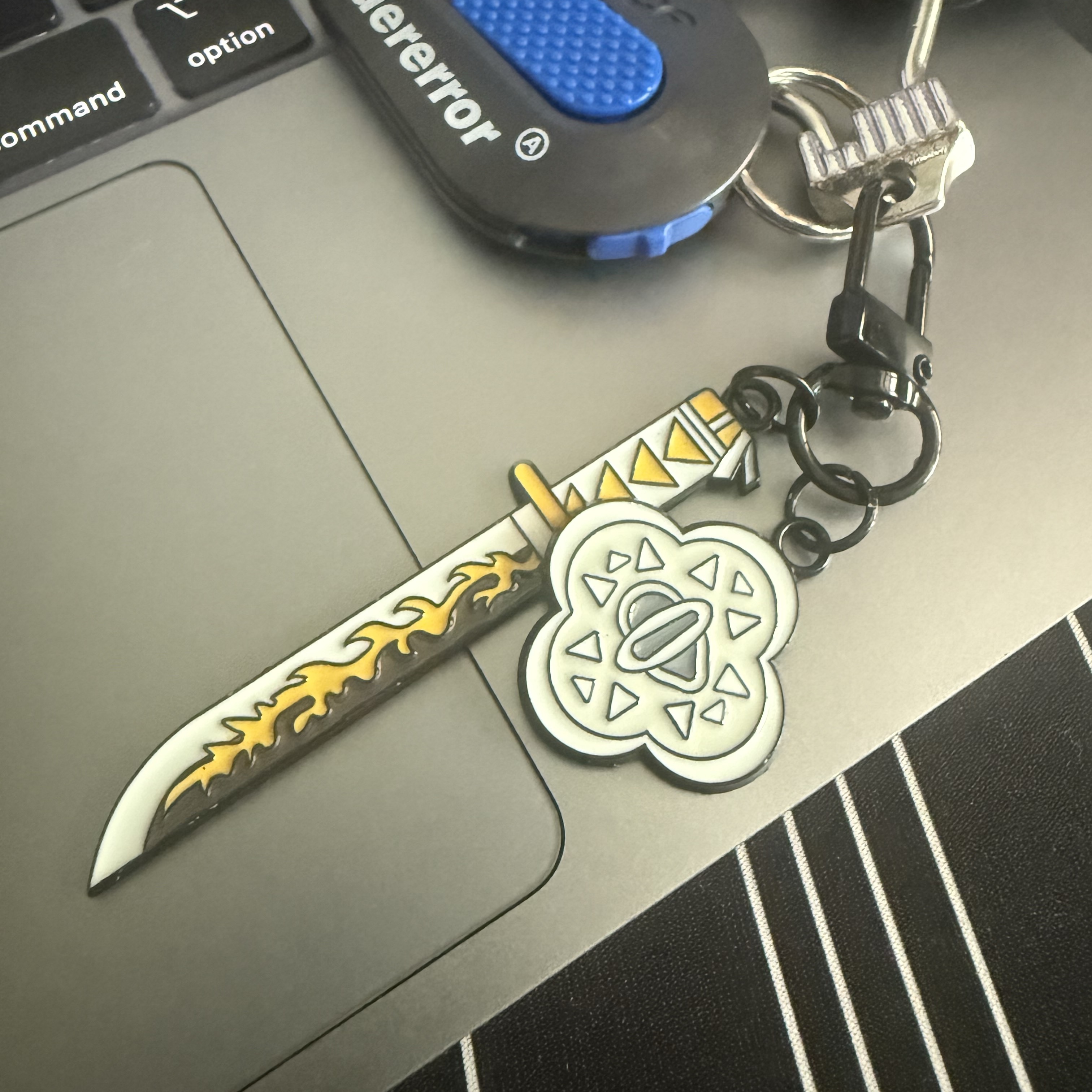 Demon Slayer Kimetsu No Yaiba Nichirin Sword Keyring Agatsuma Zenitsu 착용 스타일