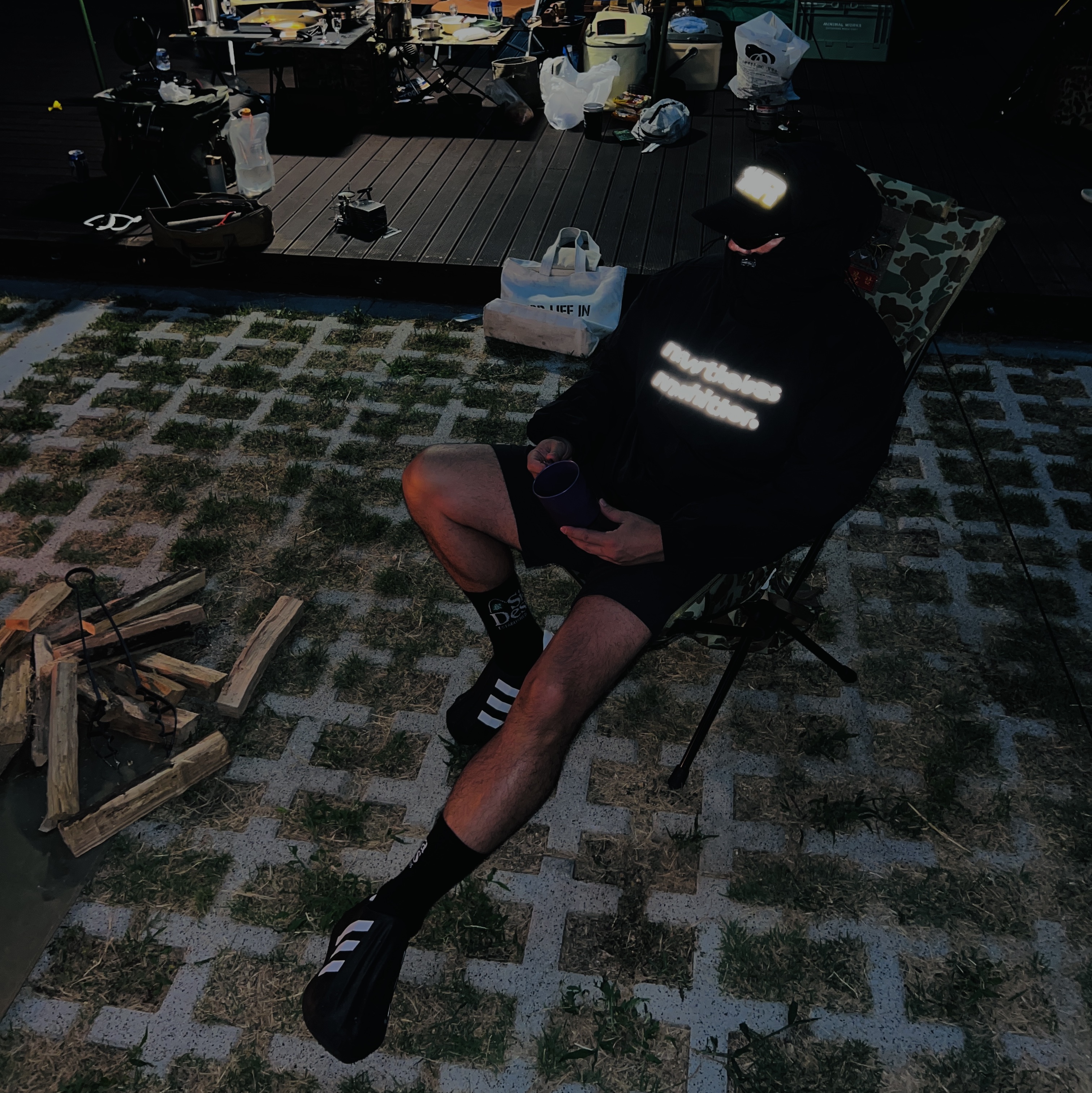 [KREAM 단독] runwhither Windbreaker Jacket Black, [KREAM 단독] runwhither Trail Cap Black 착용 스타일 - 1
