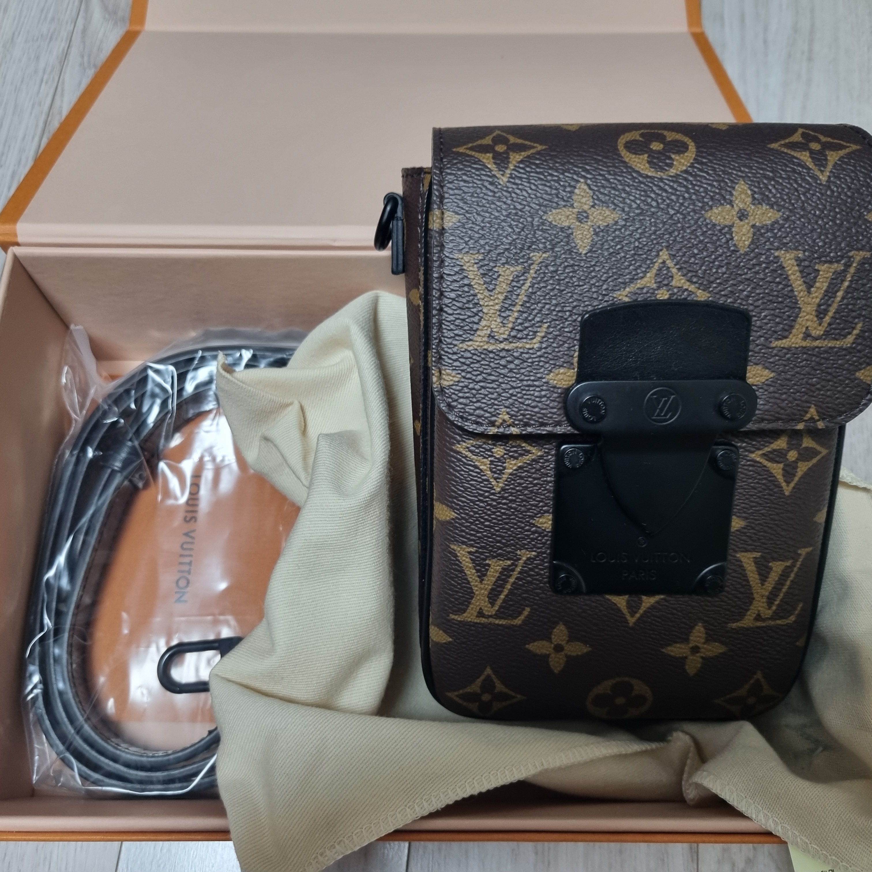 Louis Vuitton S-Lock Vertical Wearable Wallet Monogram Black 착용 스타일 - 1