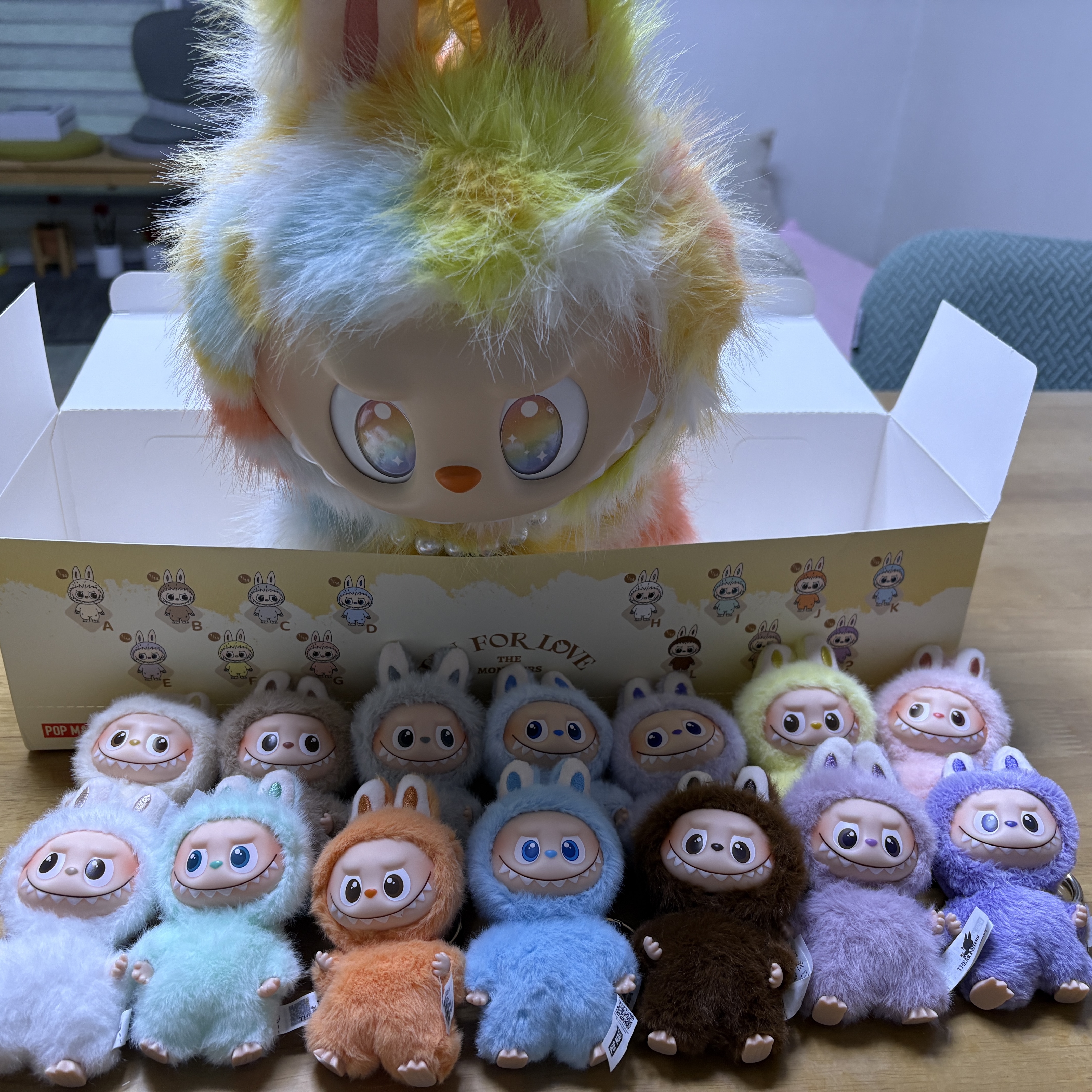 Pop Mart Labubu The Monsters Big Into Energy Series-Rock The Universe Vinyl Plush Doll, Pop Mart Labubu The Monsters Pin For Love Series Vinyl Plush Pendant Sealed Case (A-M) (14 Blind Boxes) 착용 스타일