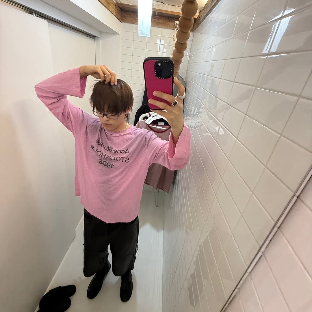 Acne Studios Logo T-Shirt Relaxed Fit Cotton Candy Pink 착용 스타일