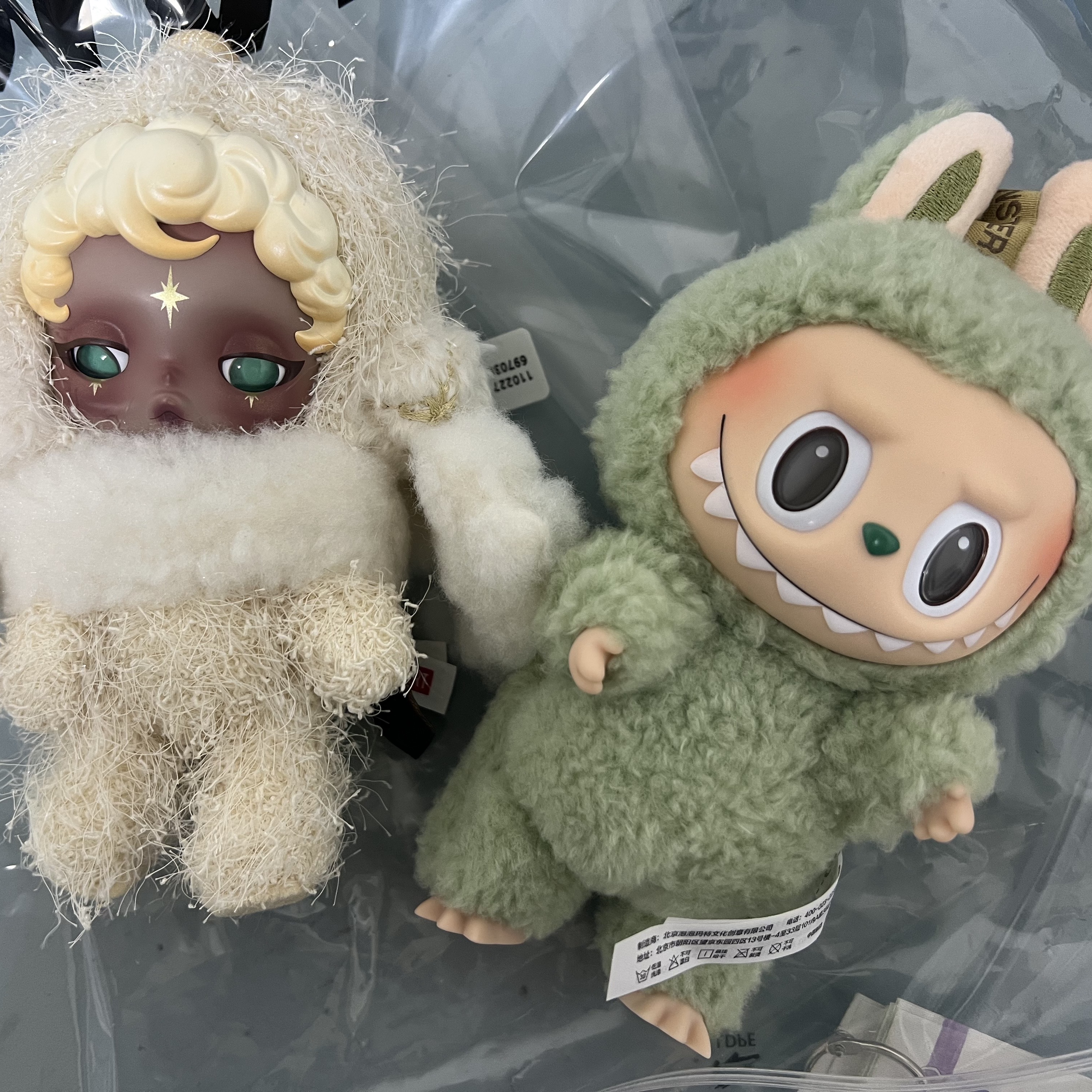 Pop Mart Labubu The Monsters Labubu Tasty Macarons Series Green Grape Keyring, Pop Mart Skullpanda You Found Me ! Series Plush Doll Pendant Sandman (Opened Case) 착용 스타일