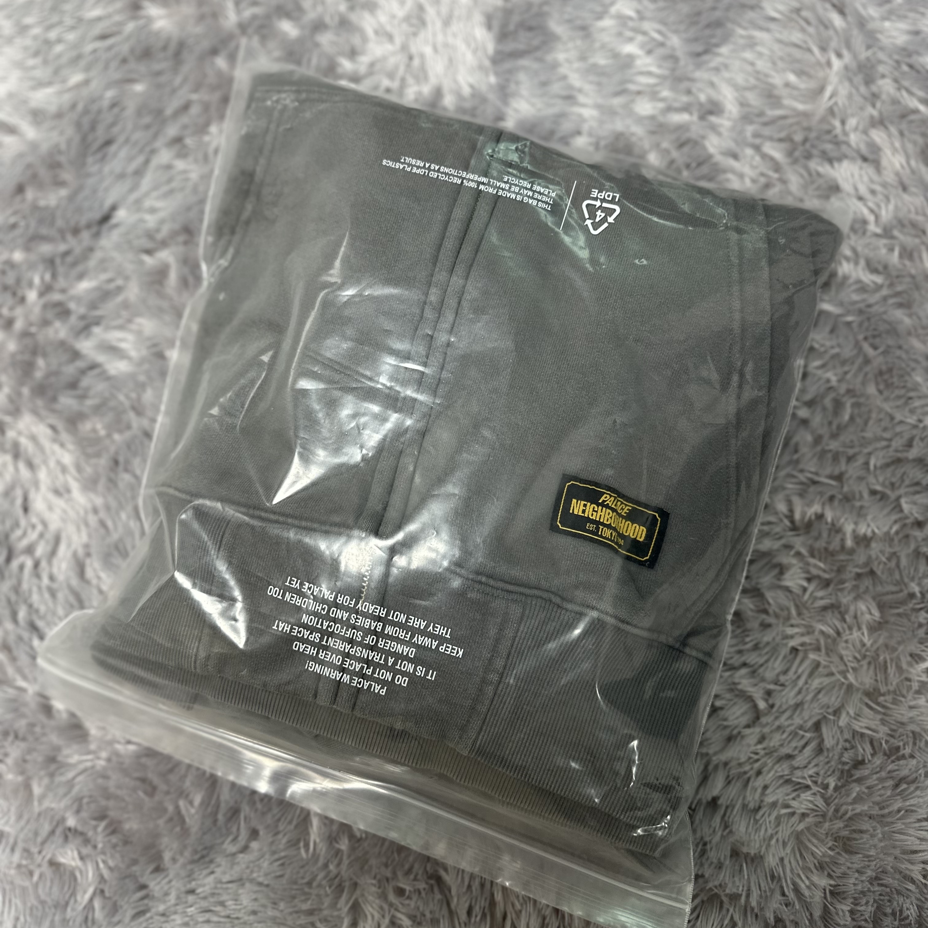 Palace x Neighborhood Skull Zip Hood Charcoal Tif - 25FW, Palace x Neighborhood Pocket T-Shirt Black - 25FW 착용 스타일 - 4
