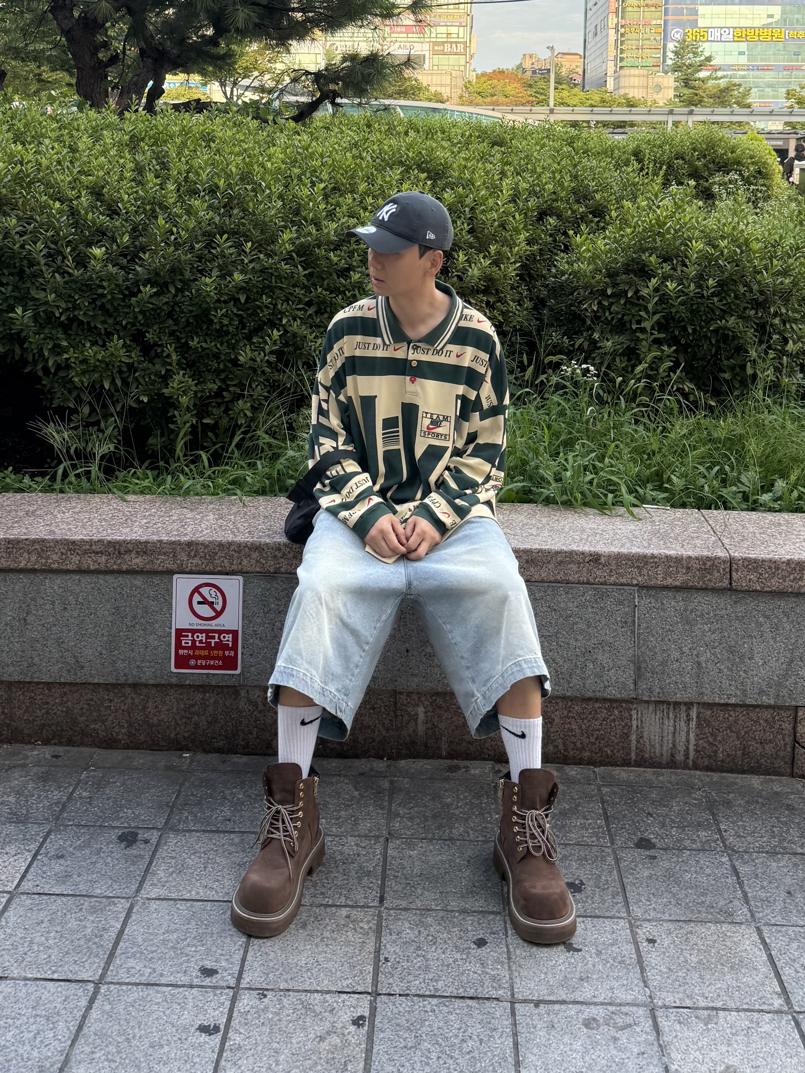 SOULESURES BOLD BELUGA Espresso Brown, Nike x Cactus Plant Flea Market Long Sleeve Polo Natural - US/EU 착용 스타일 - 3