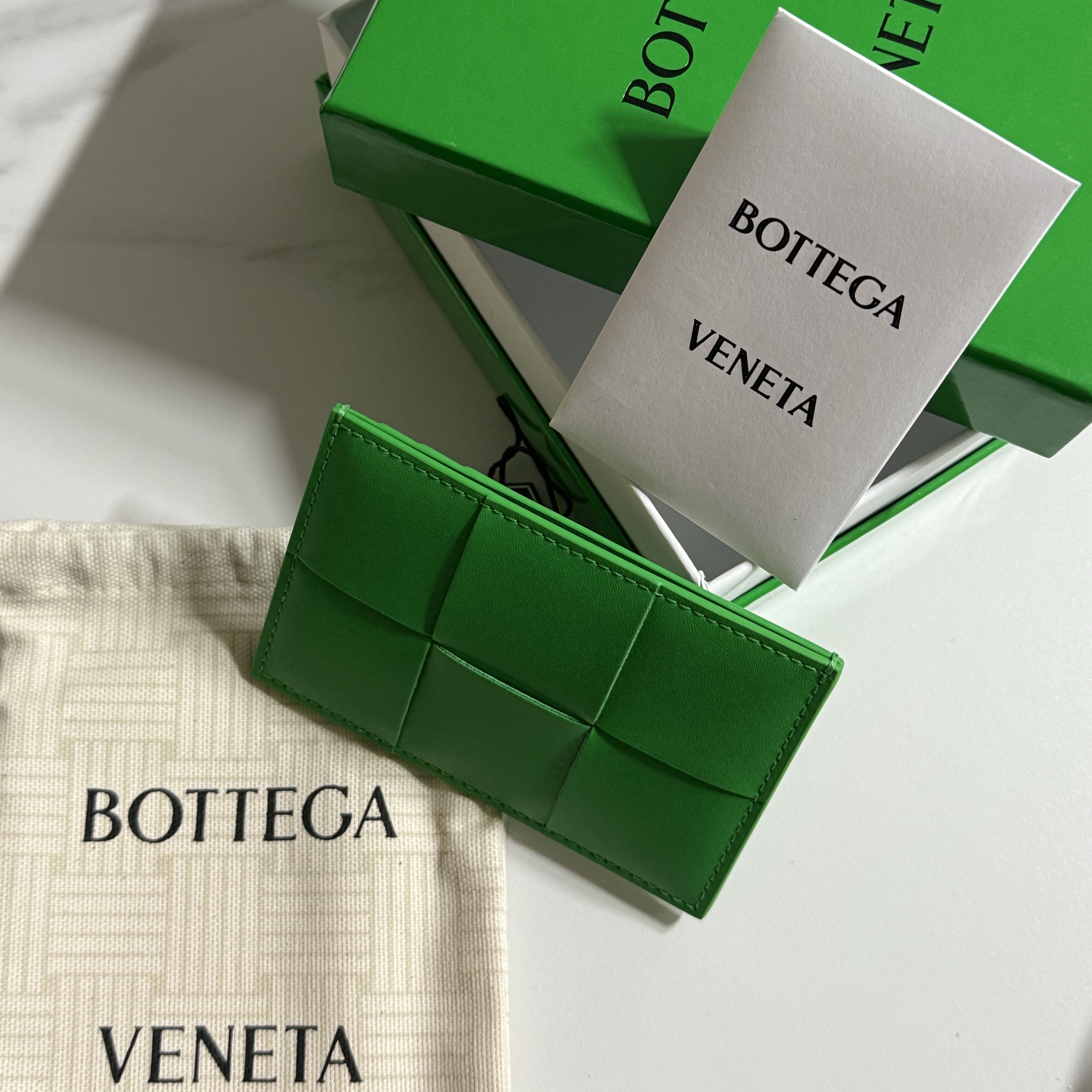 Bottega Veneta Credit Card Case Calfskin Parakeet 착용 스타일