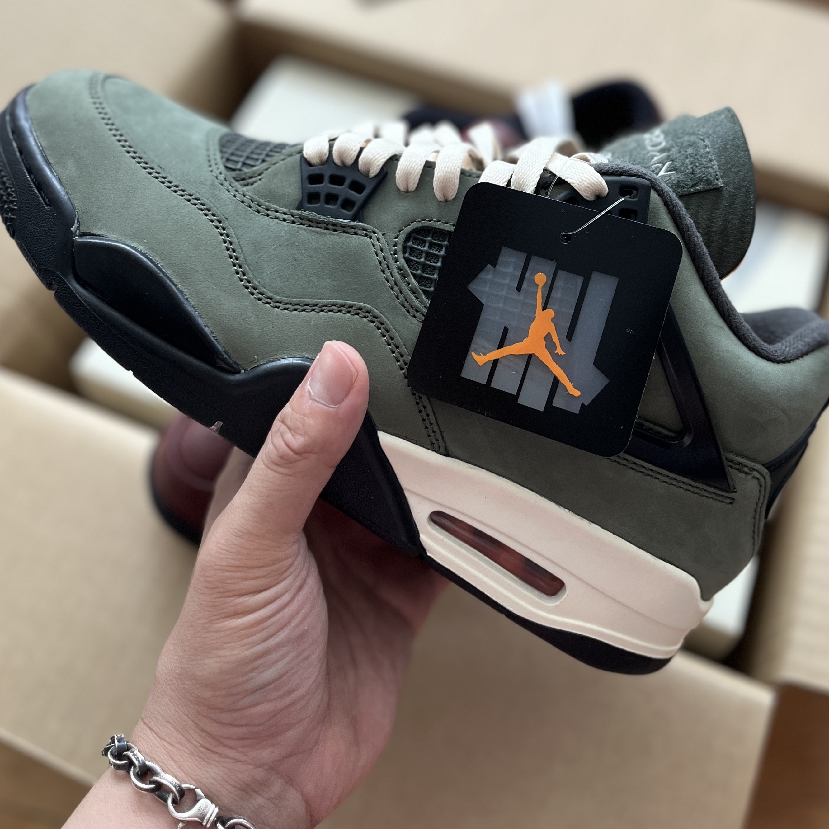 Jordan 4 x Undefeated Retro OG SP Deep Green and Clementine, Jordan 4 Retro Cave Stone and Black 착용 스타일 - 2