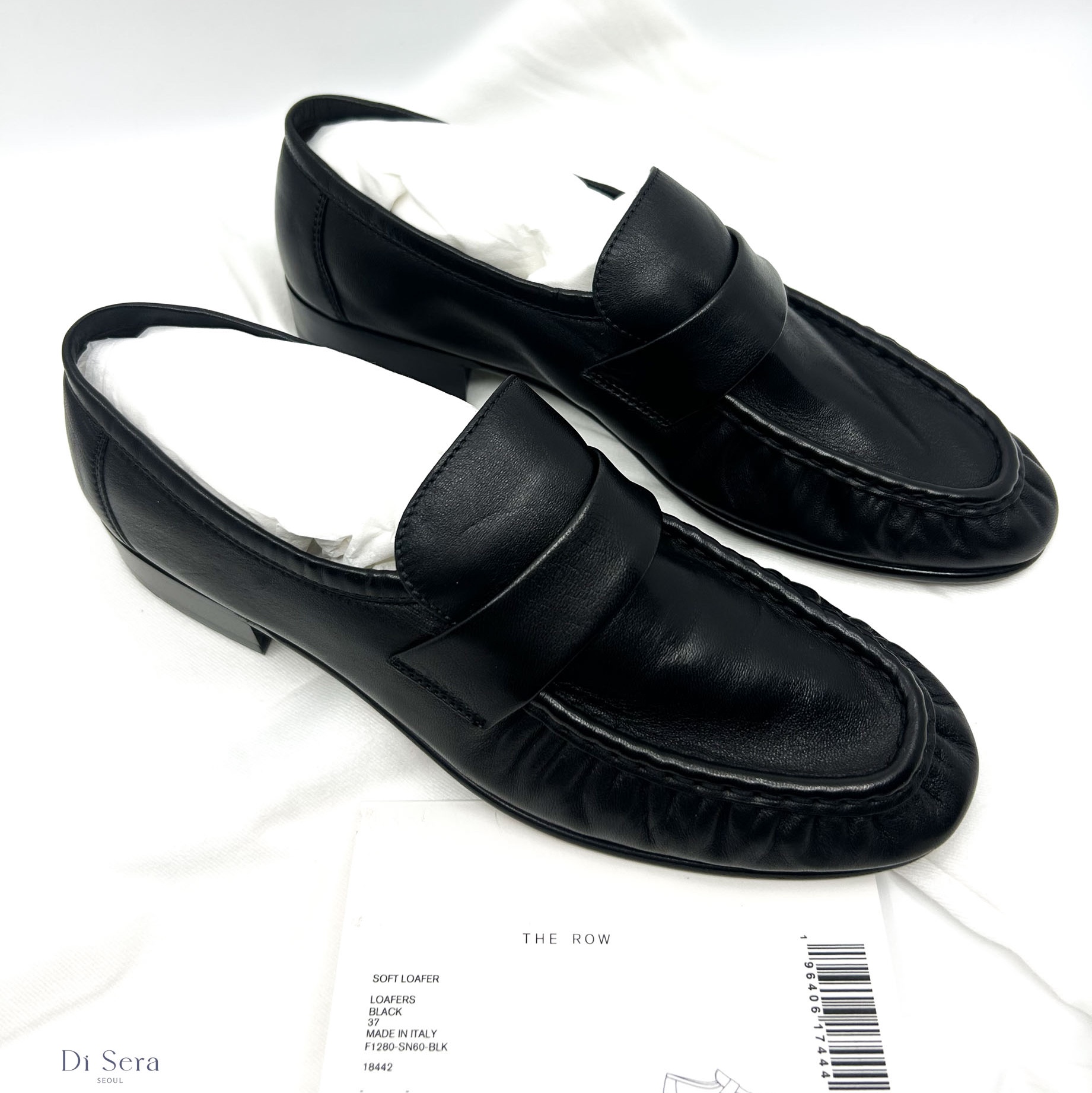 (W) The Row Soft Loafer in Leather Black 착용 스타일 - 1
