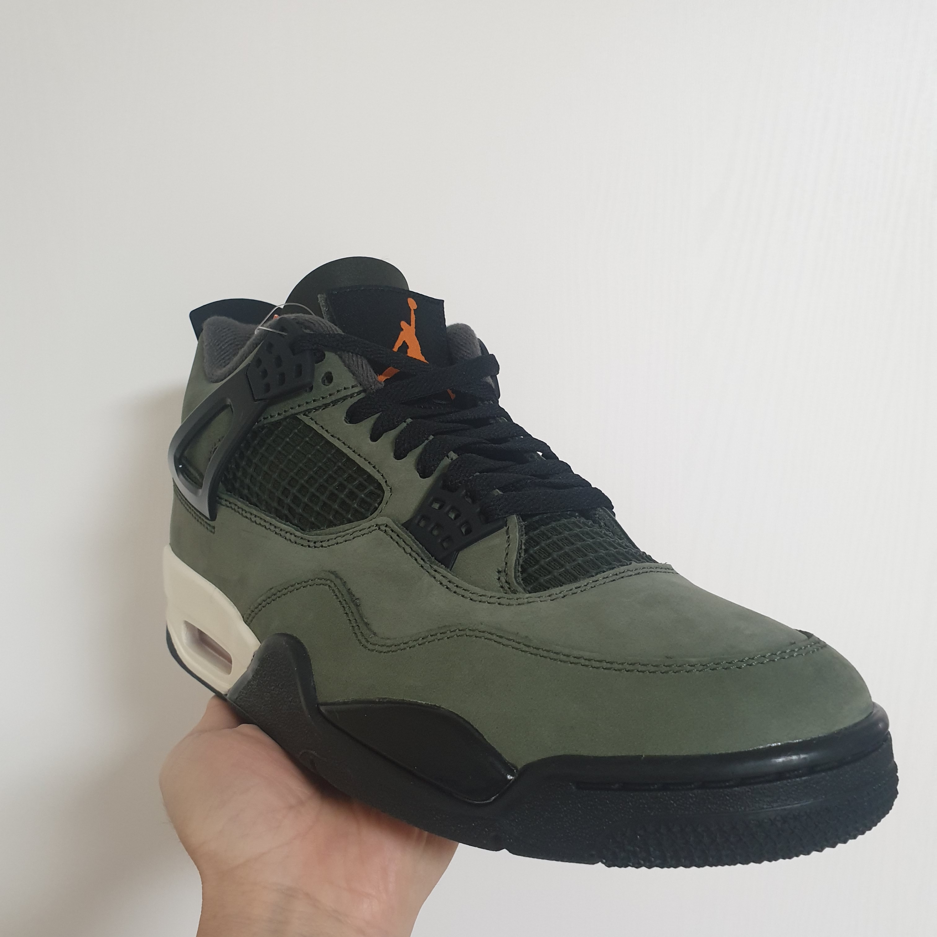 Jordan 4 x Undefeated Retro OG SP Deep Green and Clementine 착용 스타일 - 1