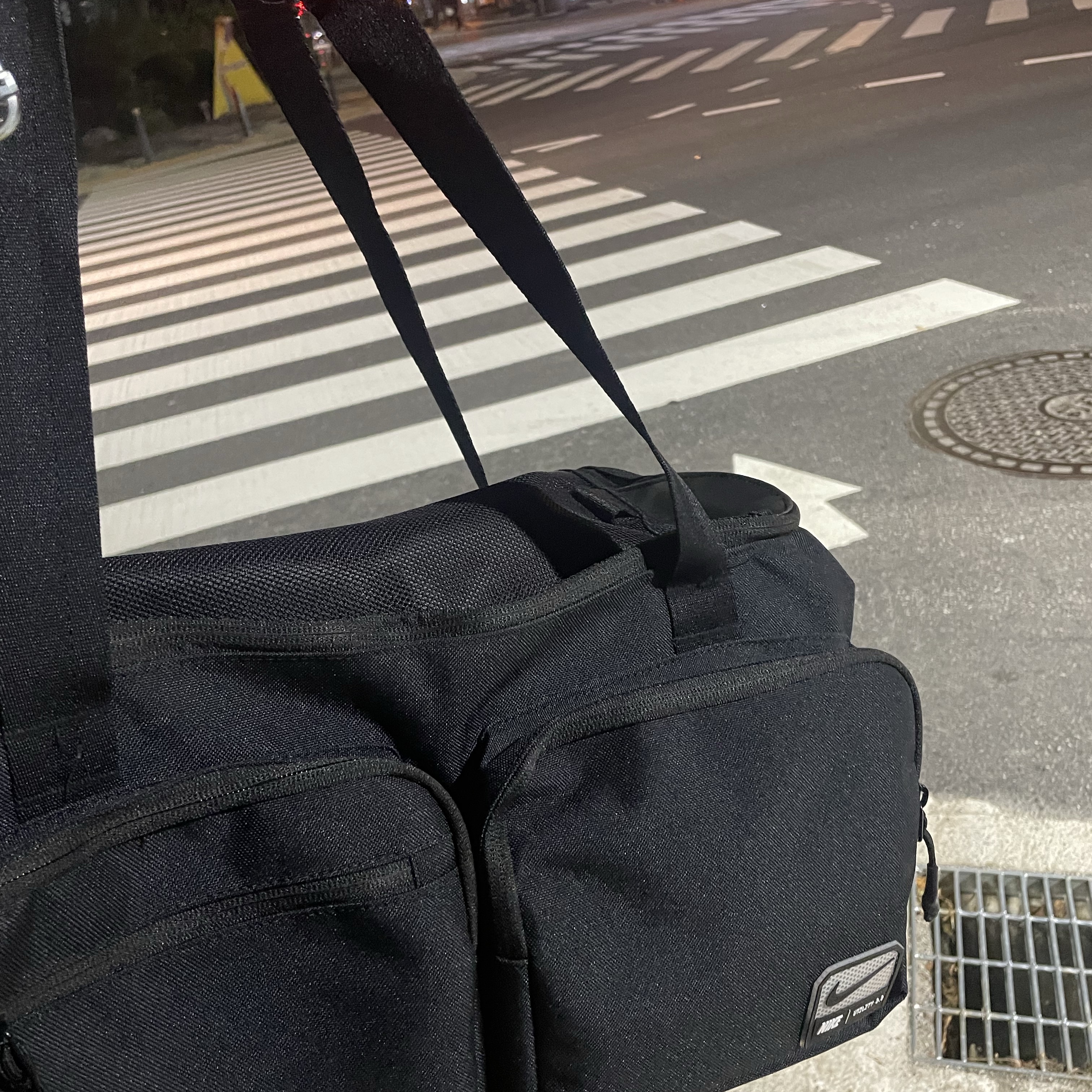 Nike Utility Power 2.0 Duffle Bag Small 31L Black 착용 스타일