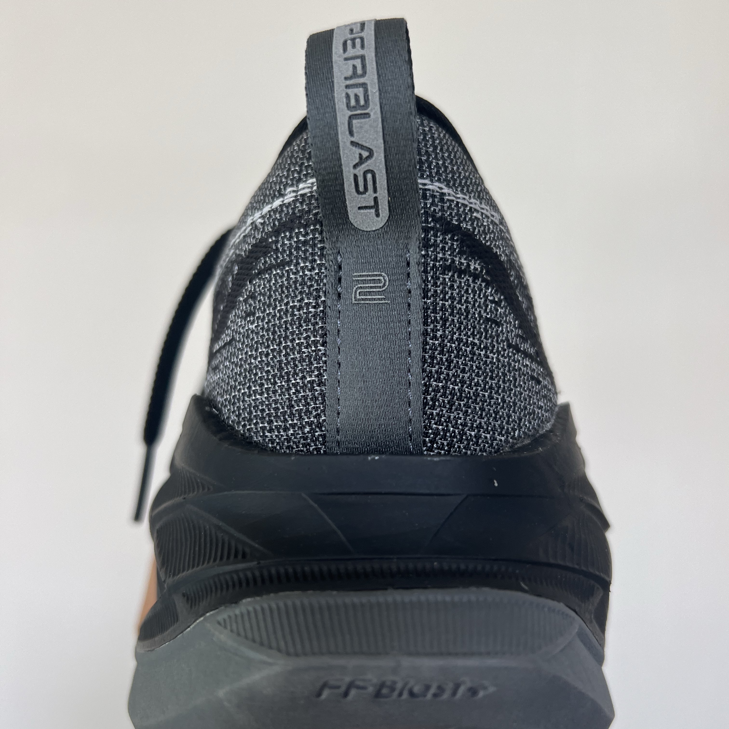 Asics Superblast 2 Black White 착용 스타일 - 3