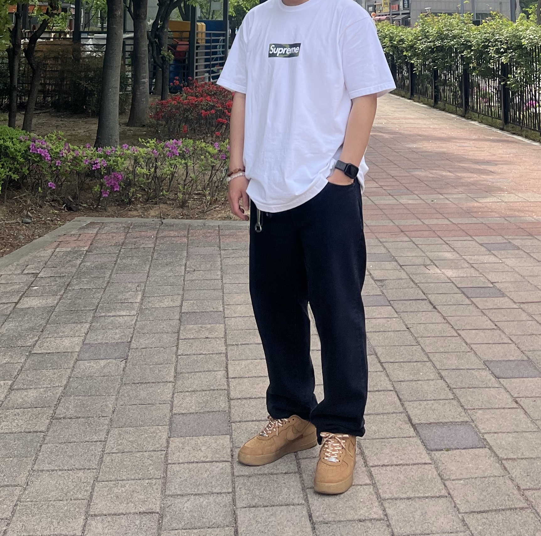 Supreme Regular Jean Black - 25SS, Supreme Box Logo T-Shirt White - 23FW 착용 스타일