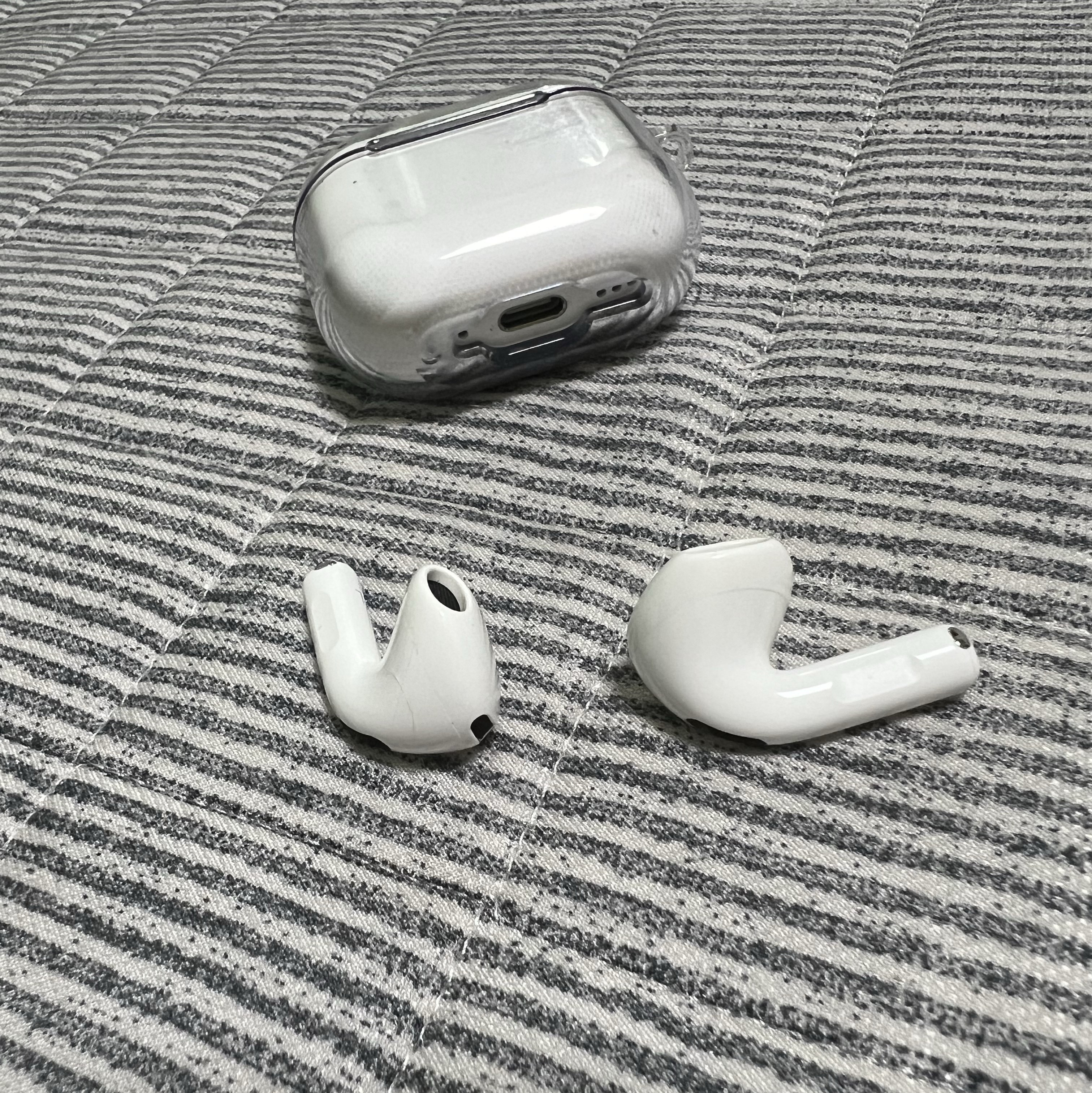 Apple AirPods 4th Gen with Active Noise Cancellation (Korean Ver.) 착용 스타일