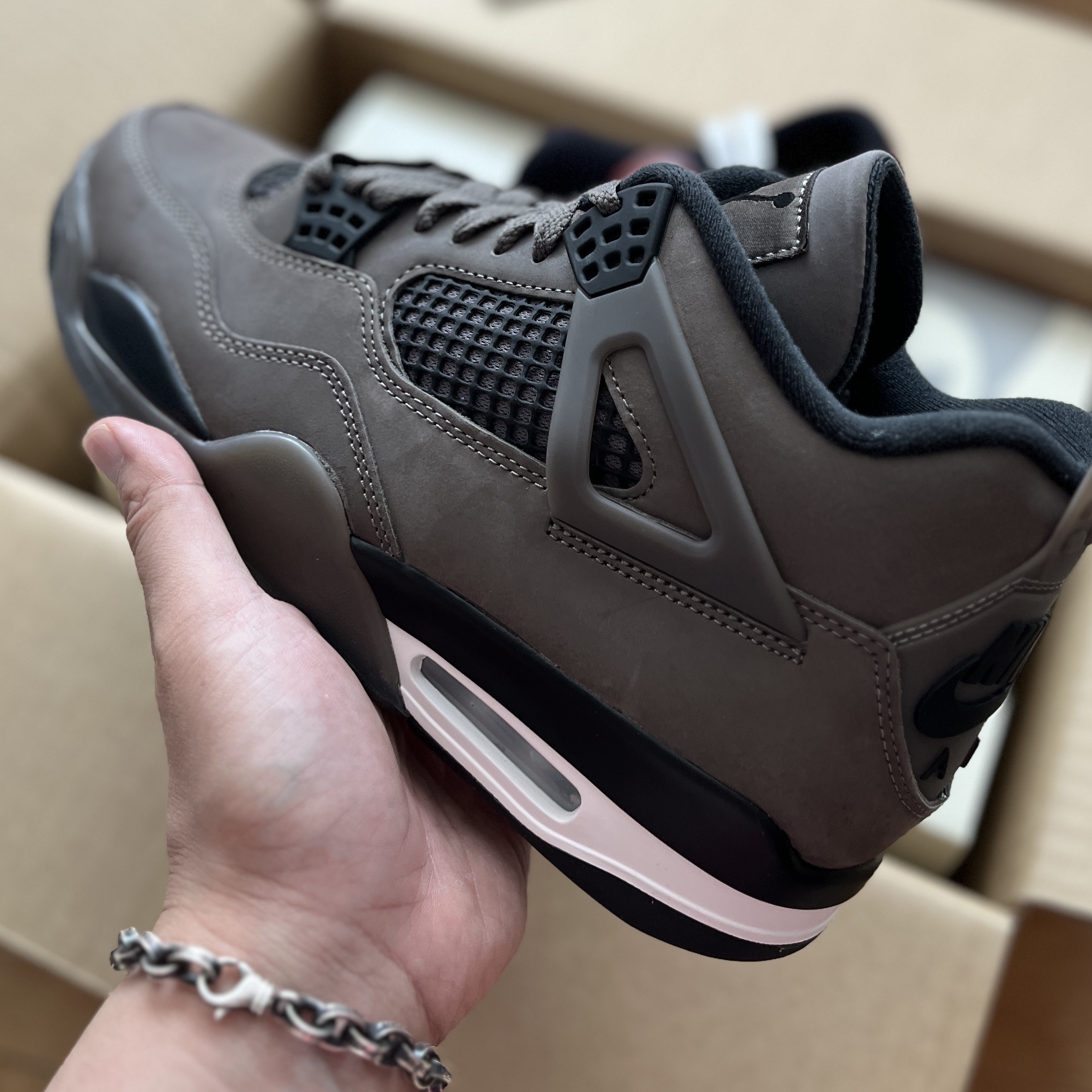 Jordan 4 x Undefeated Retro OG SP Deep Green and Clementine, Jordan 4 Retro Cave Stone and Black 착용 스타일 - 3