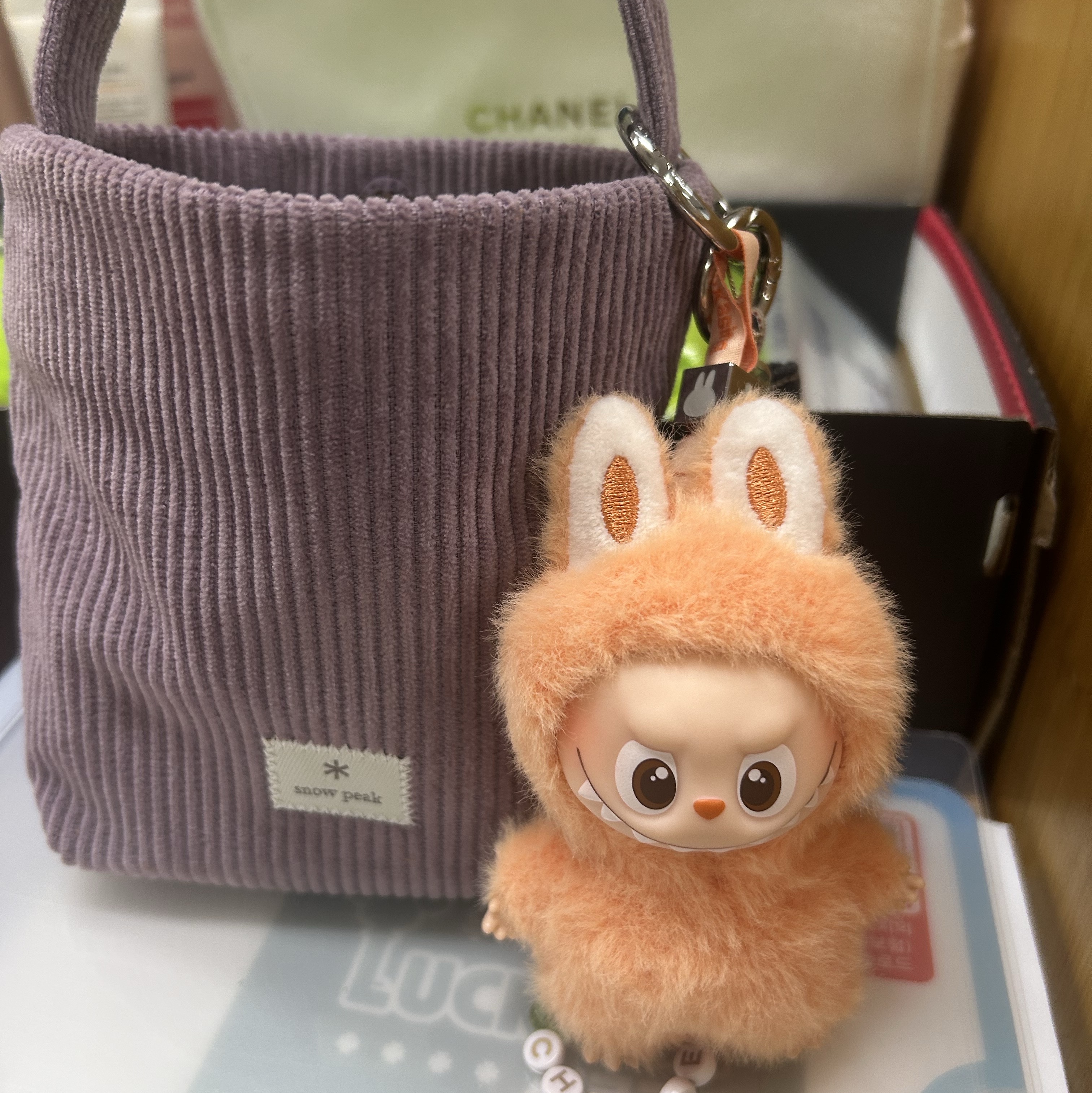 Pop Mart Labubu The Monsters Pin For Love Series Vinyl Plush Pendant Sealed Case (A-M) (1 Blind Box) 착용 스타일