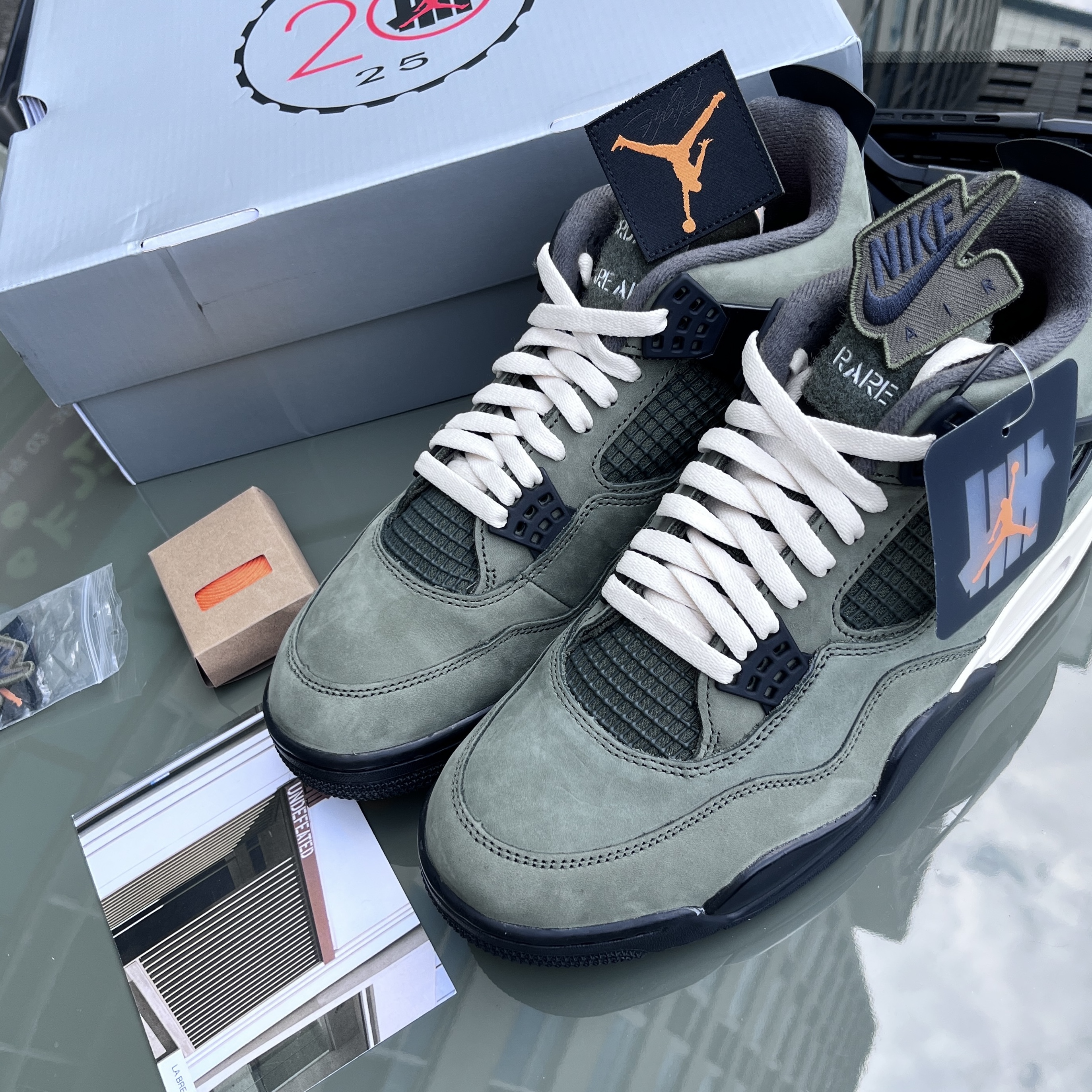 Jordan 4 x Undefeated Retro OG SP Deep Green and Clementine 착용 스타일 - 1