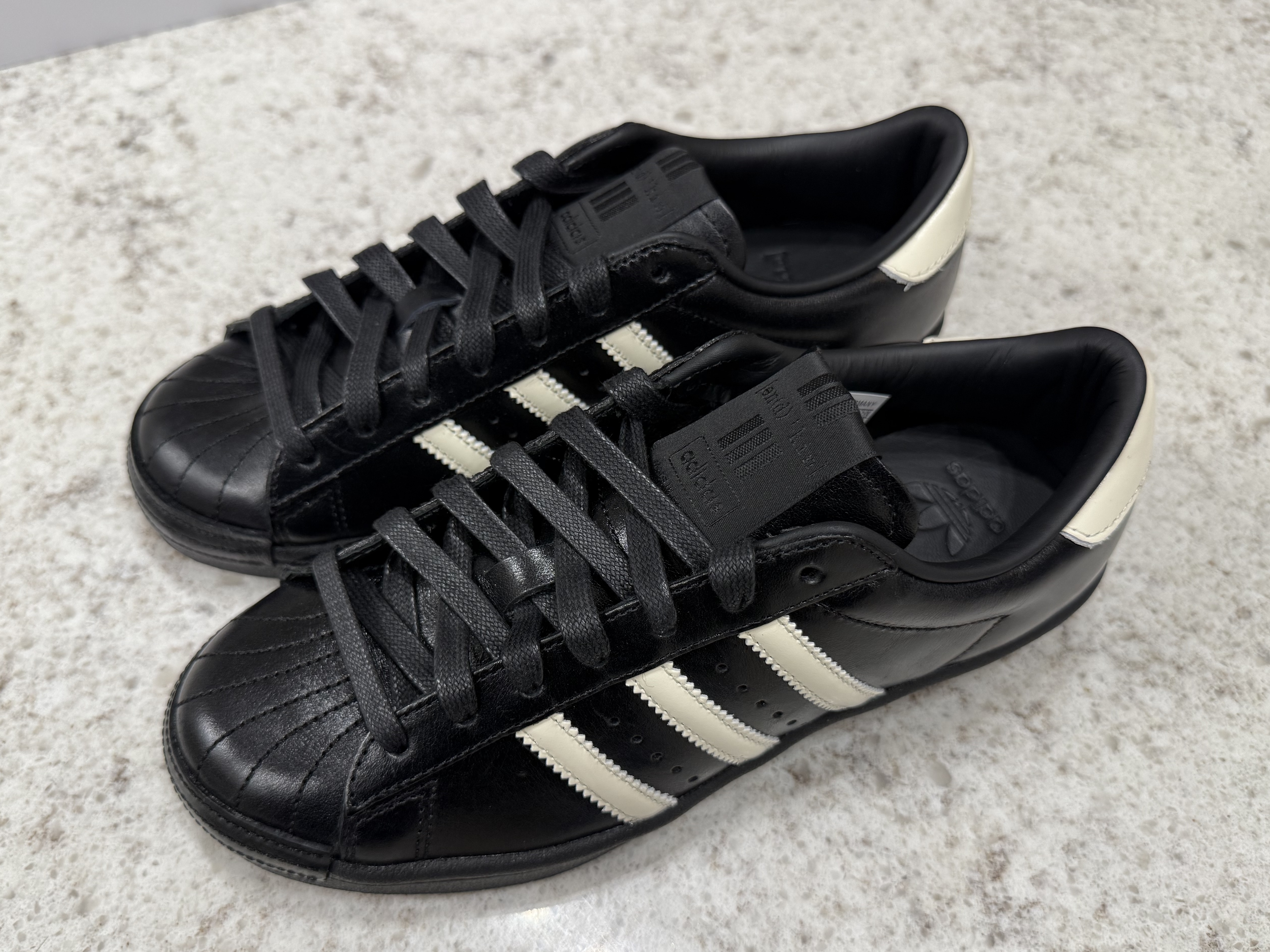 Adidas x Kith Superstar Vintage MIG Black White 착용 스타일 - 2