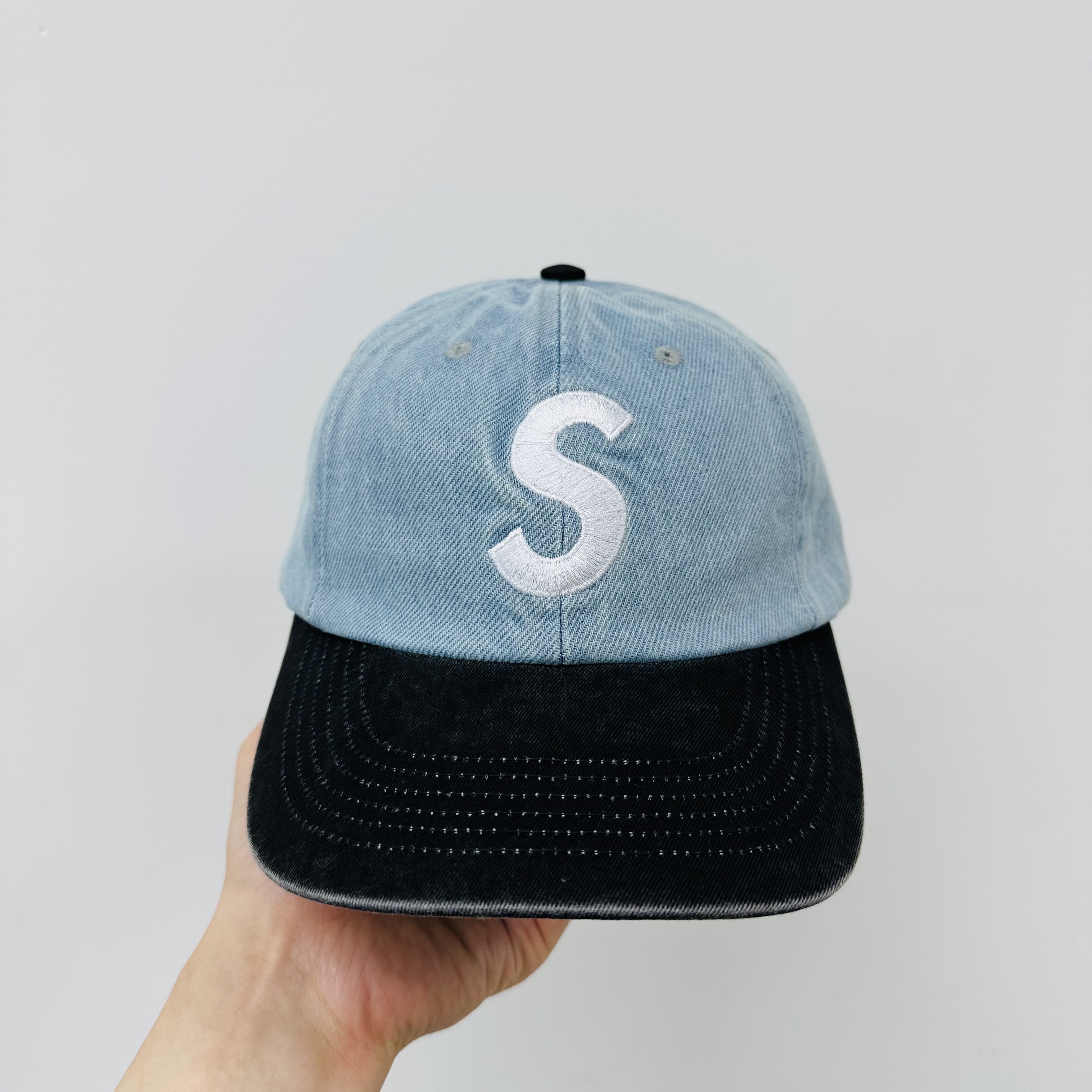 Supreme Pigment Coated 2-Tone S Logo 6-Panel Denim - 25FW, Supreme Small Box Denim Shirt Light Indigo - 25FW 착용 스타일 - 3