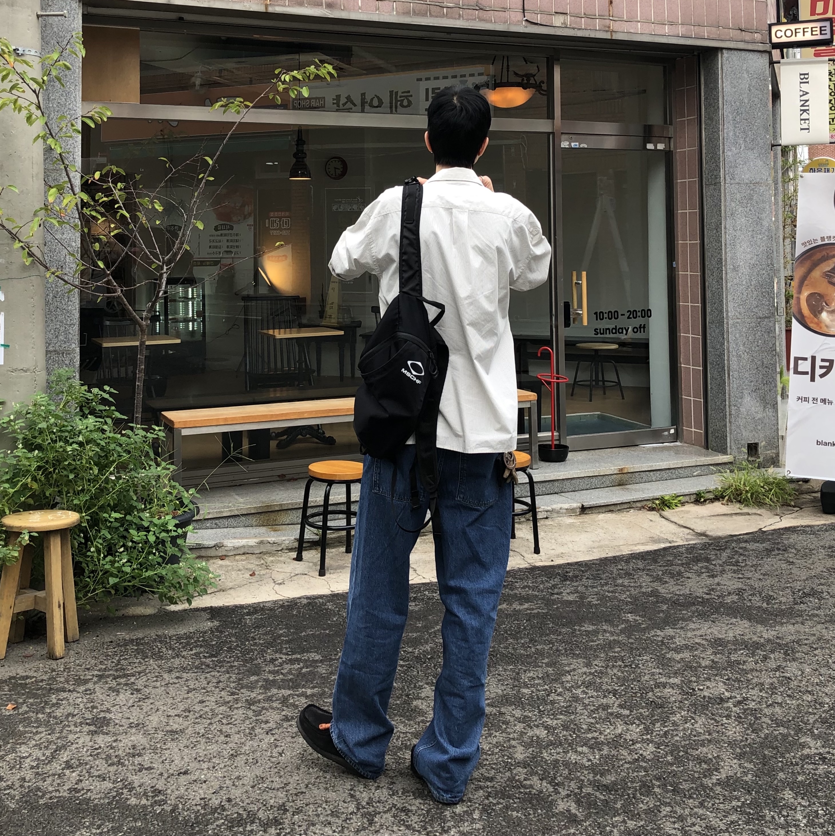 Clarks Wallabee Black Suede, Uniqlo x JW Anderson Straight Jean Blue - KR 착용 스타일 - 2