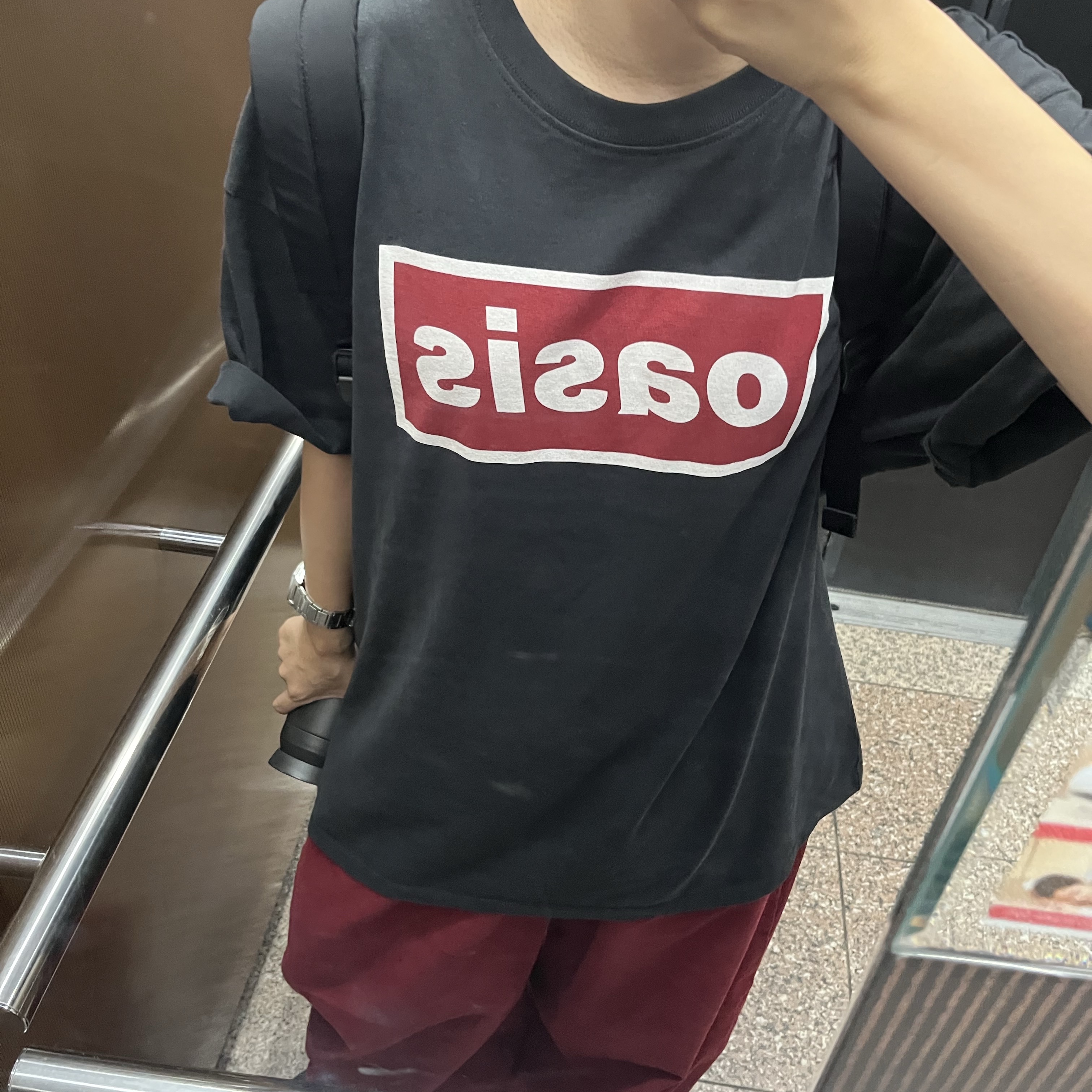 Levi's x Oasis Deca Logo T-Shirt Black 착용 스타일