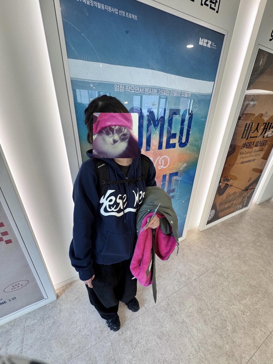 YESEYESEE Y.E.S Snail Logo Zip-up Hoodie Navy 착용 스타일