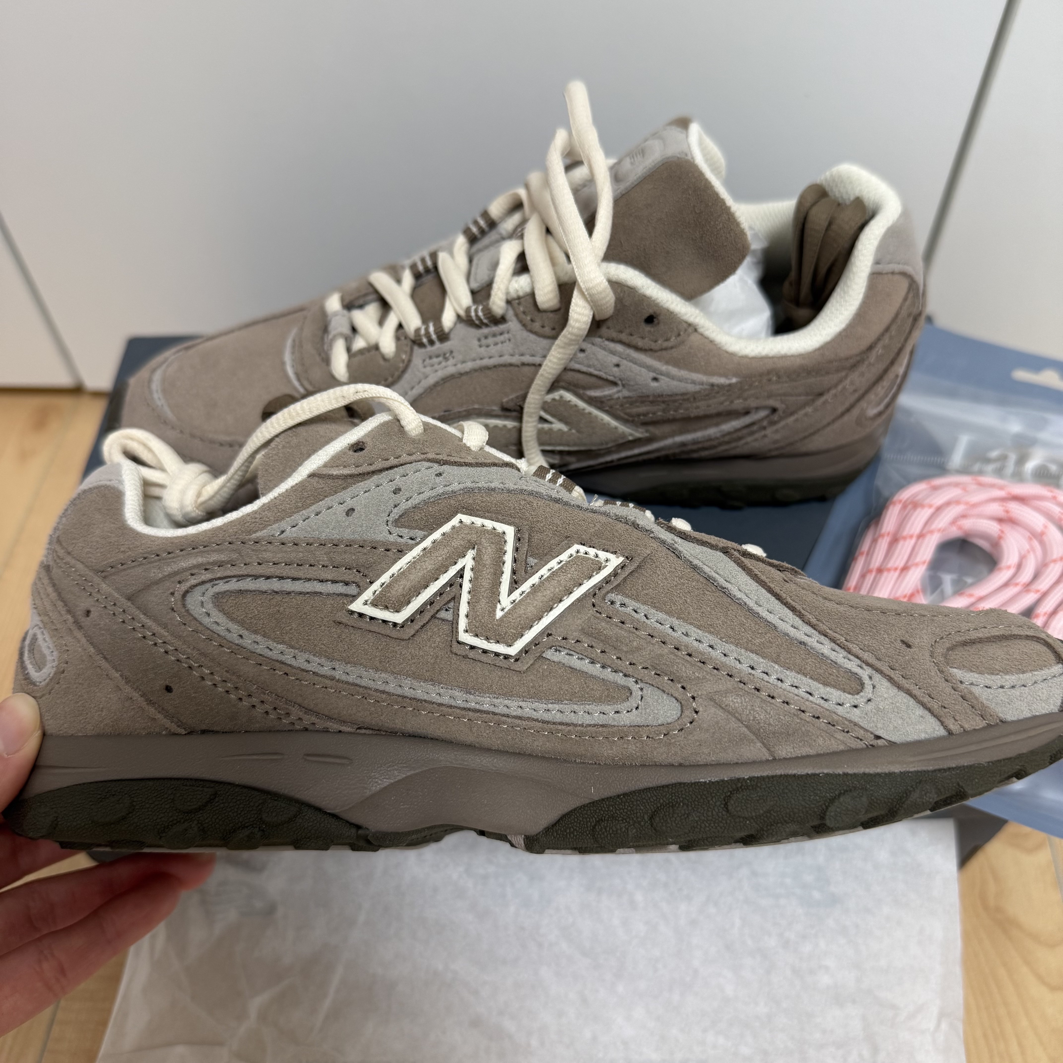 New Balance 204L Suede Mushroom Arid Stone 착용 스타일 - 1