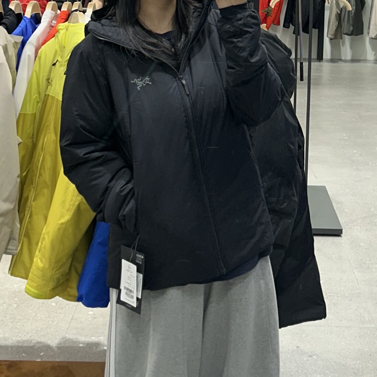Arc'teryx Atom SV Hoody Black, Needles x LHP H.D. Track Pants Cotton Jersey Grey 착용 스타일