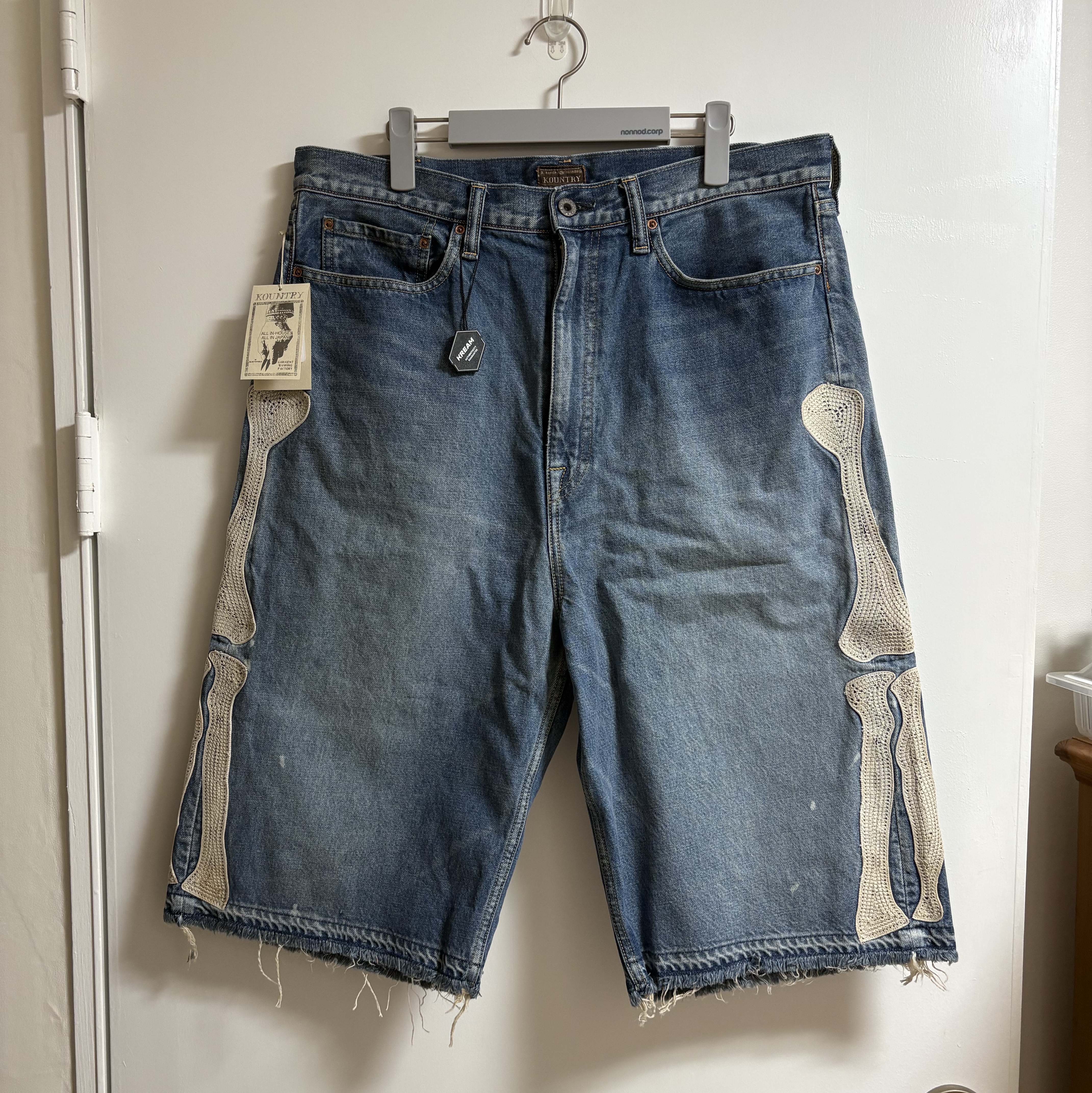 Kapital 14 oz. Denim 5P Bone Embroidery Short Pants Indigo (Processing) 착용 스타일