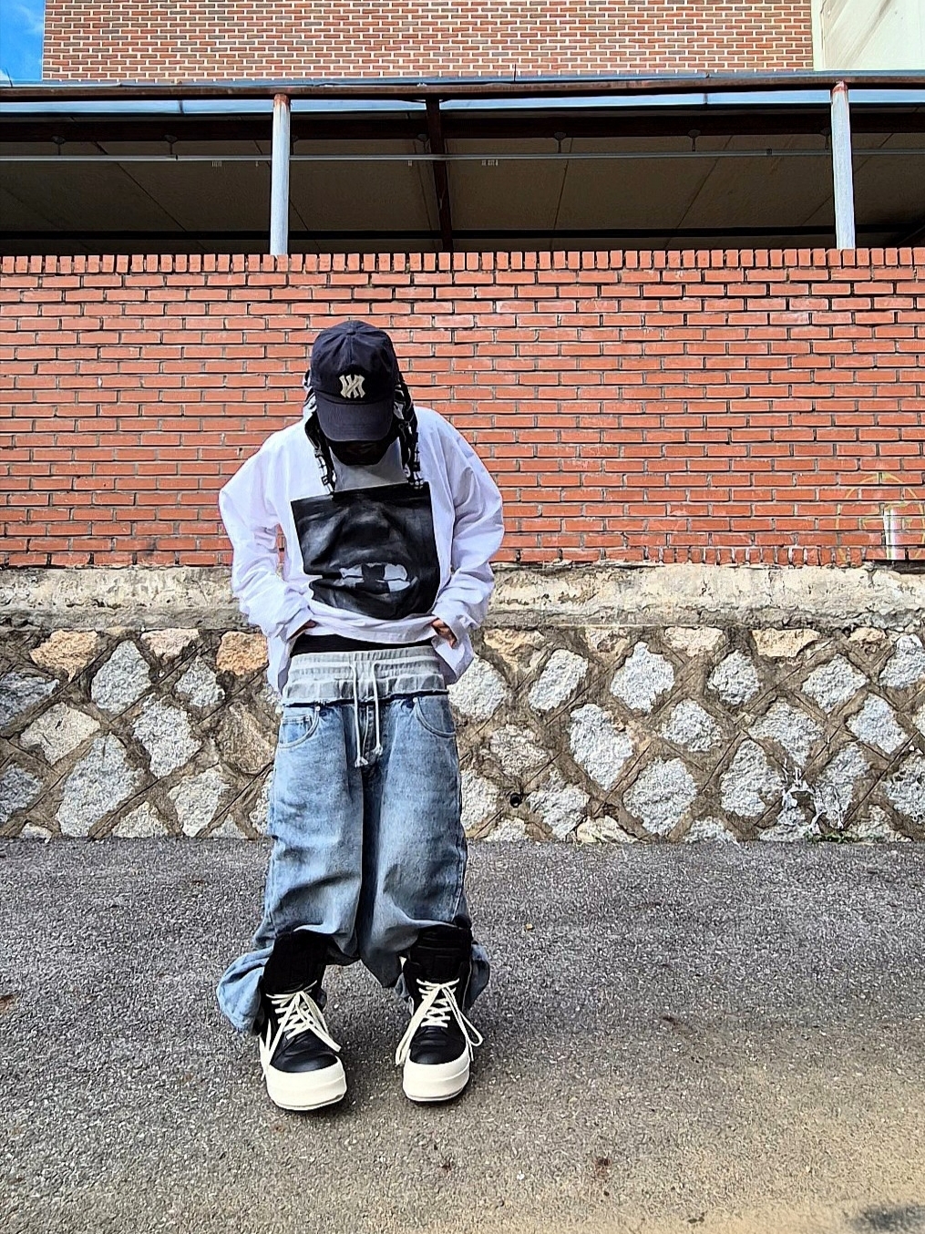 Yeezy Bully LS-01 Long Sleeve T-Shirt White, Rick Owens Hollywood Mega Bumper Geobasket in Full Grain Calf Leather Black Milk 착용 스타일 - 1