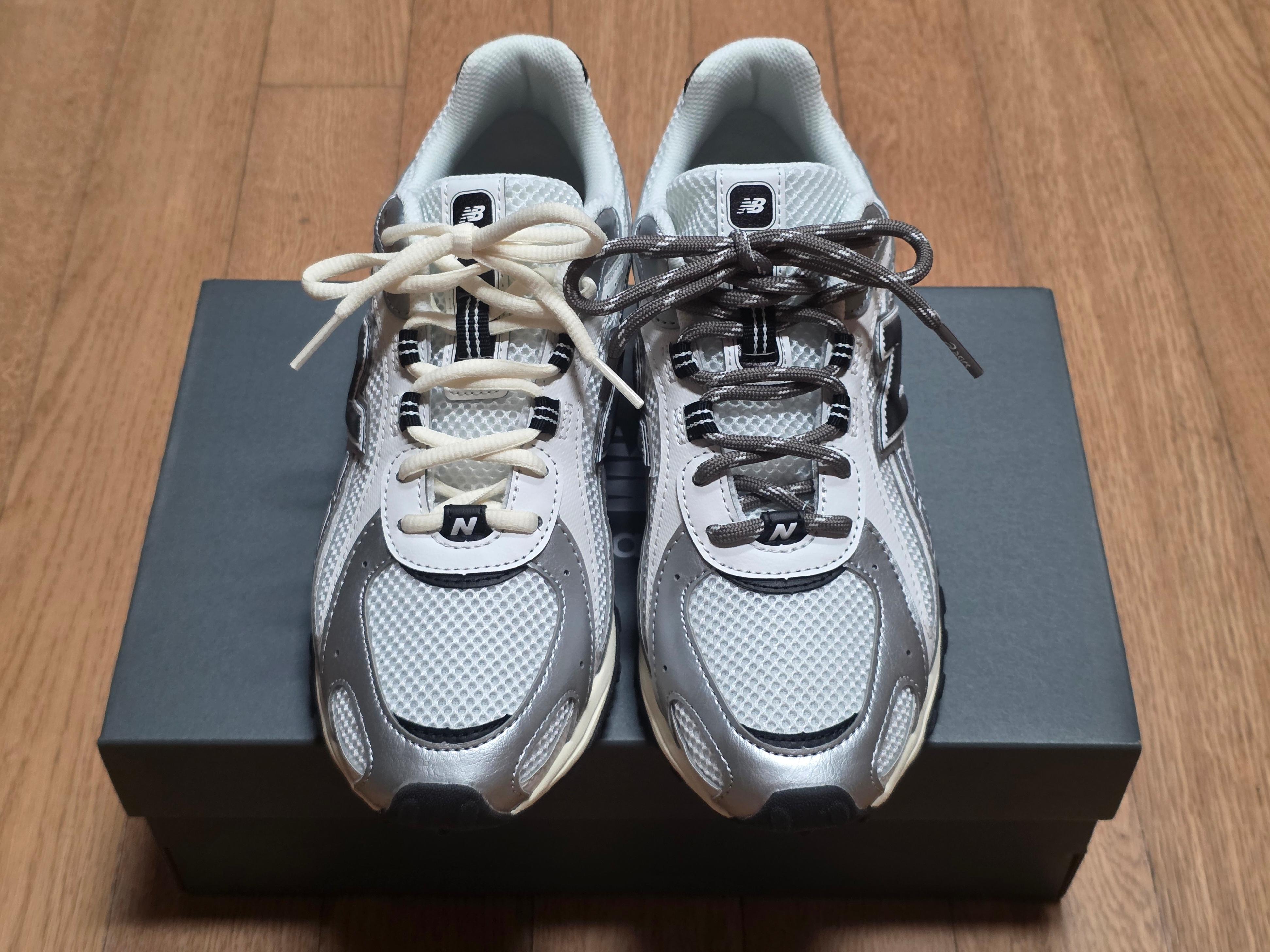 New Balance 204L Silver Metallic Black 착용 스타일 - 2