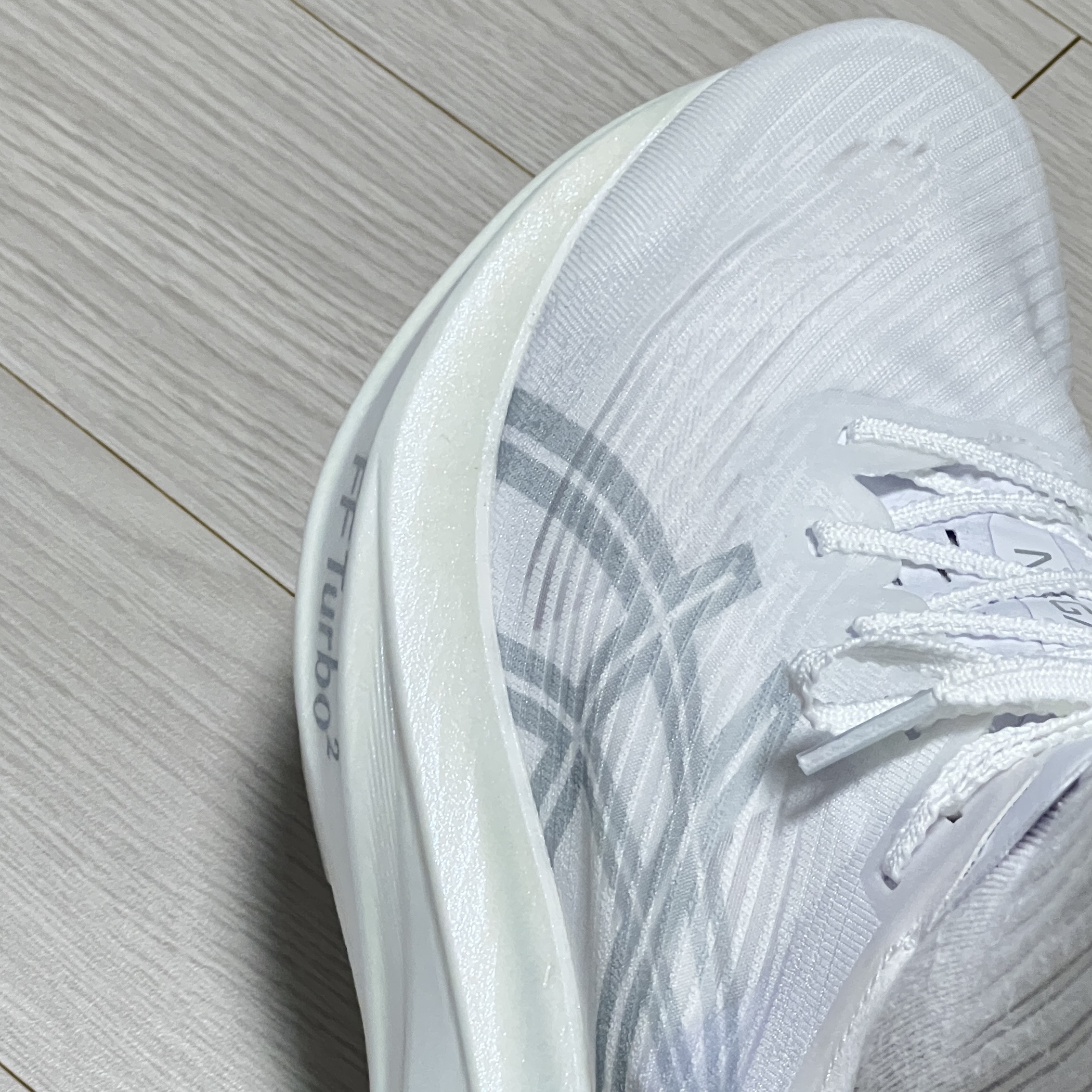 Asics Megablast White Piedmont Grey 착용 스타일