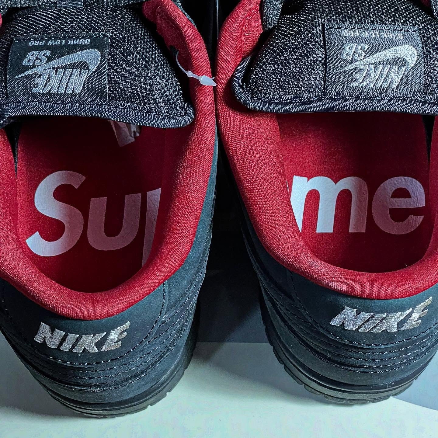 Nike x Supreme SB Dunk Low Black 착용 스타일 - 4