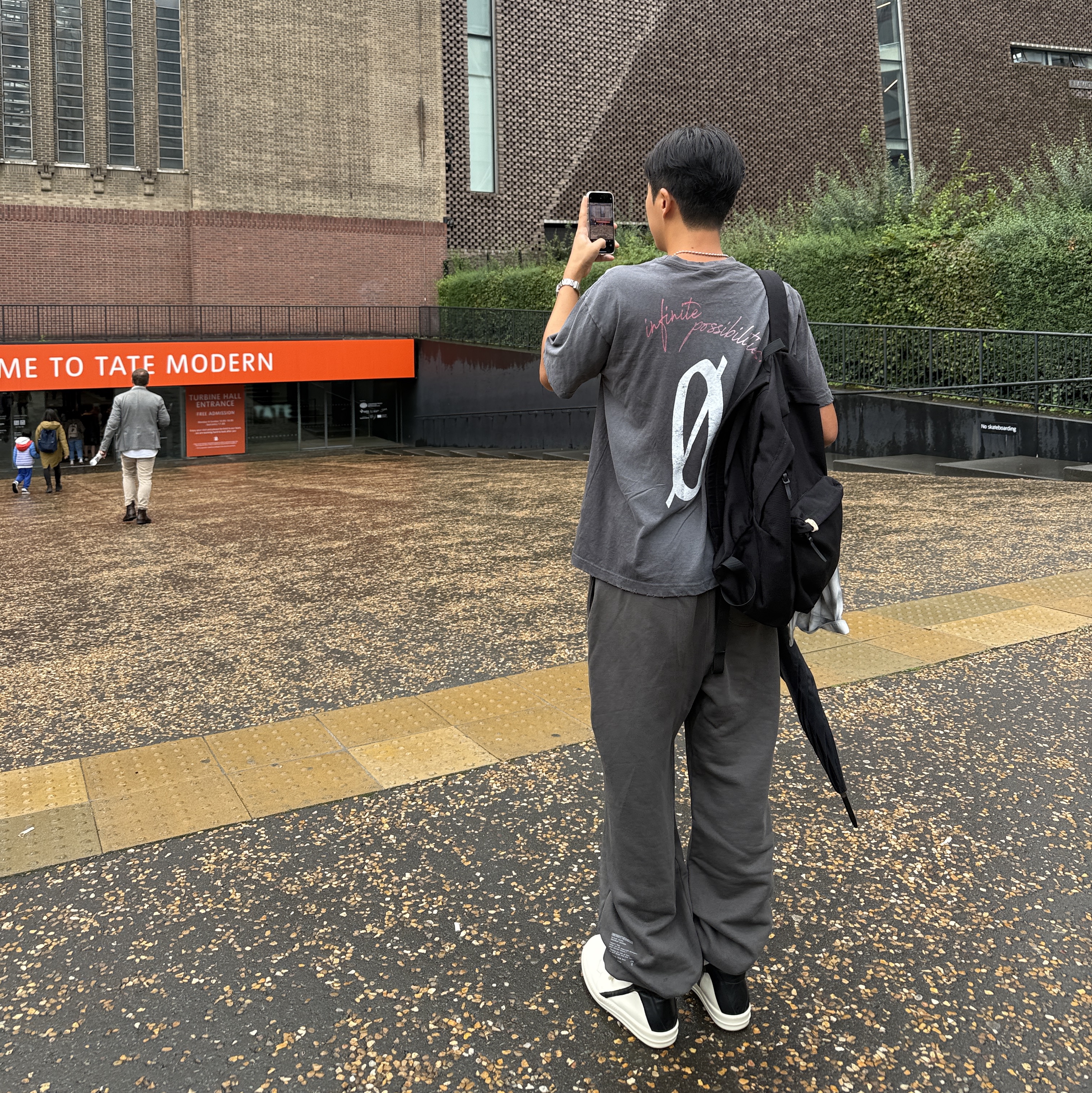 Rick Owens Geobasket Sneakers Black Milk, Visvim Cordura 22L Rucksack Black 착용 스타일 - 2