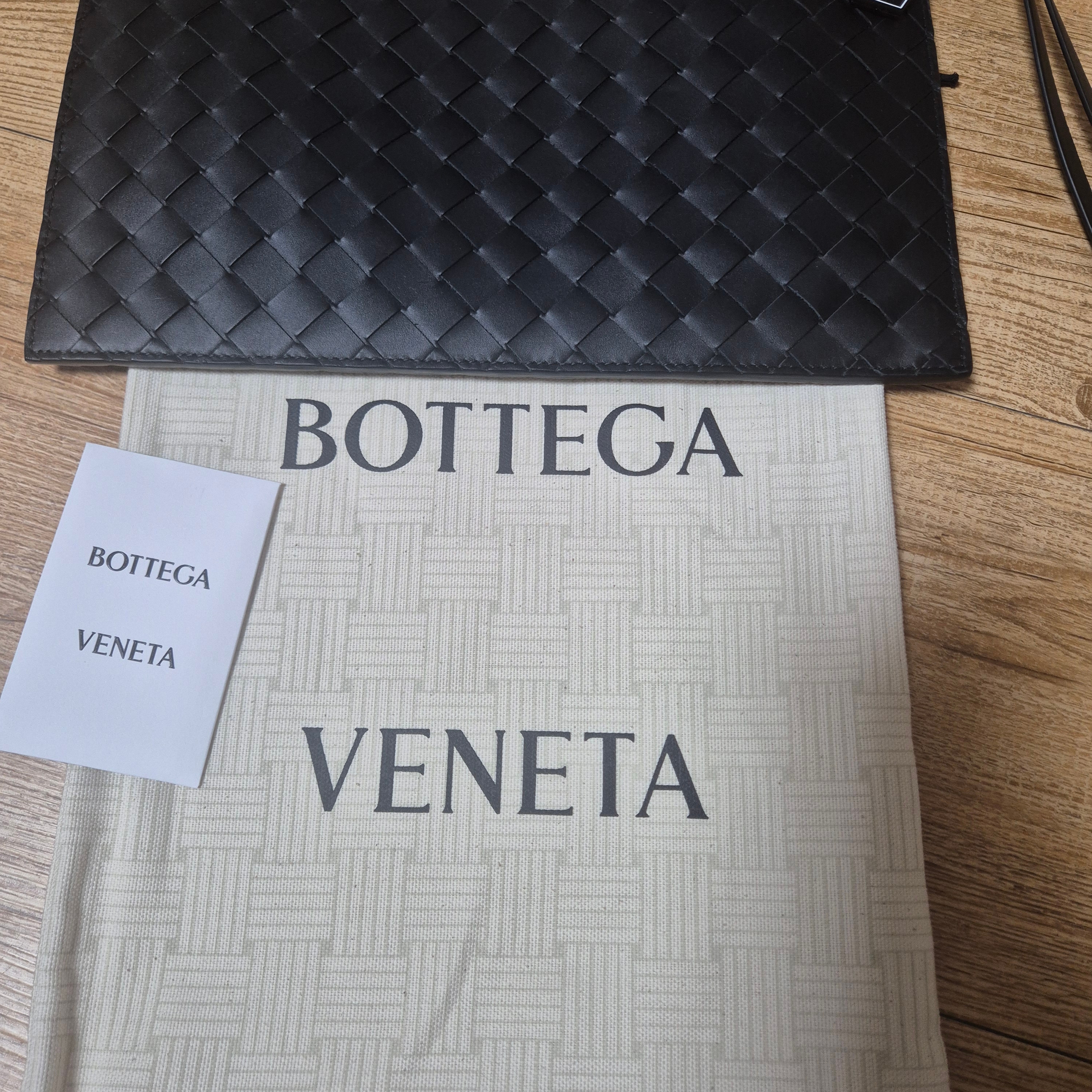 Bottega Veneta Large Pouch Black 착용 스타일
