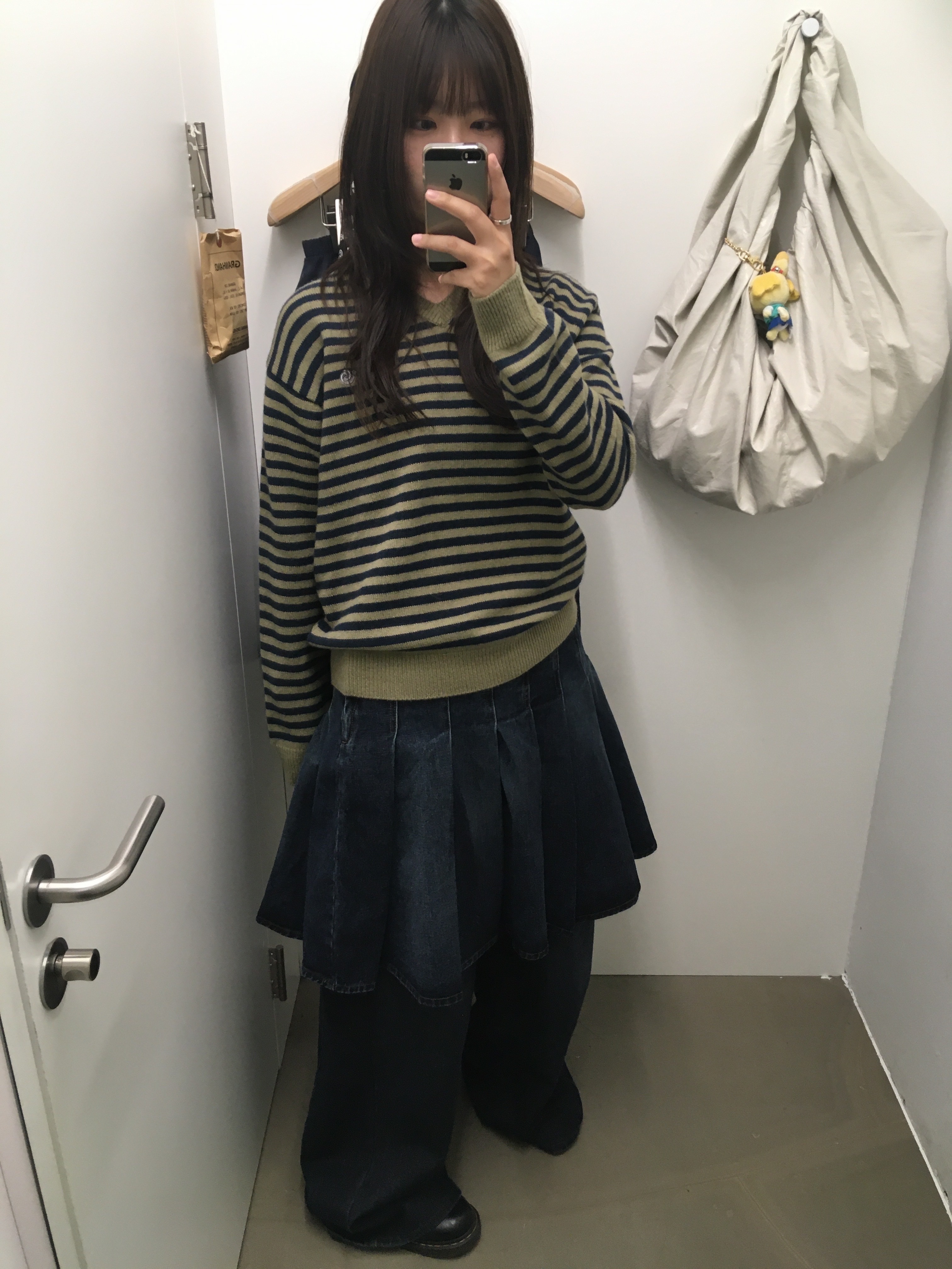 AEAE Stripe V-Neck Knit Pullover Khaki, AEAE Check Midi Tiered Skirt Navy 착용 스타일 - 2