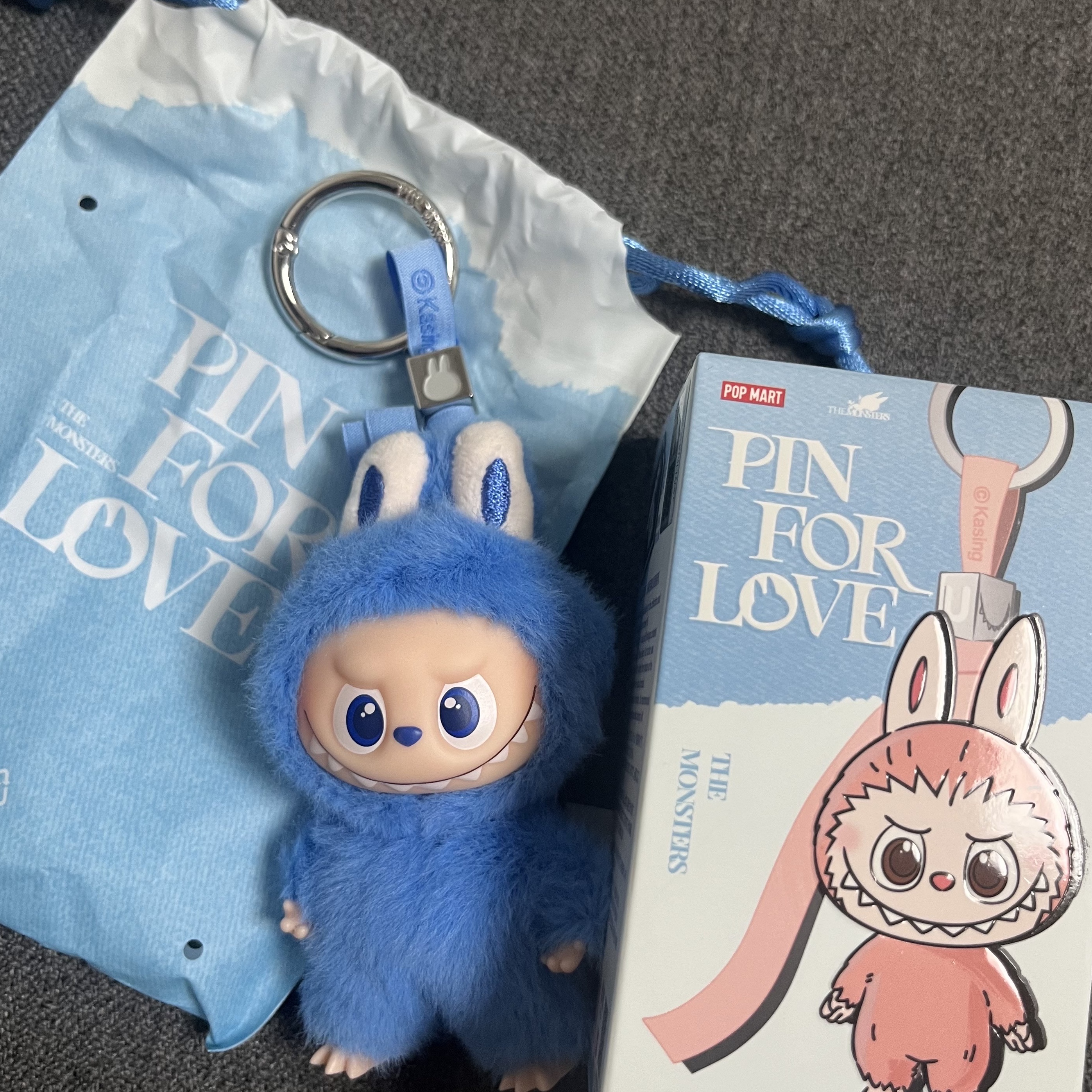 Pop Mart Labubu The Monsters Pin For Love Series Vinyl Plush Pendant Sealed Case (N-Z) (1 Blind Box) 착용 스타일