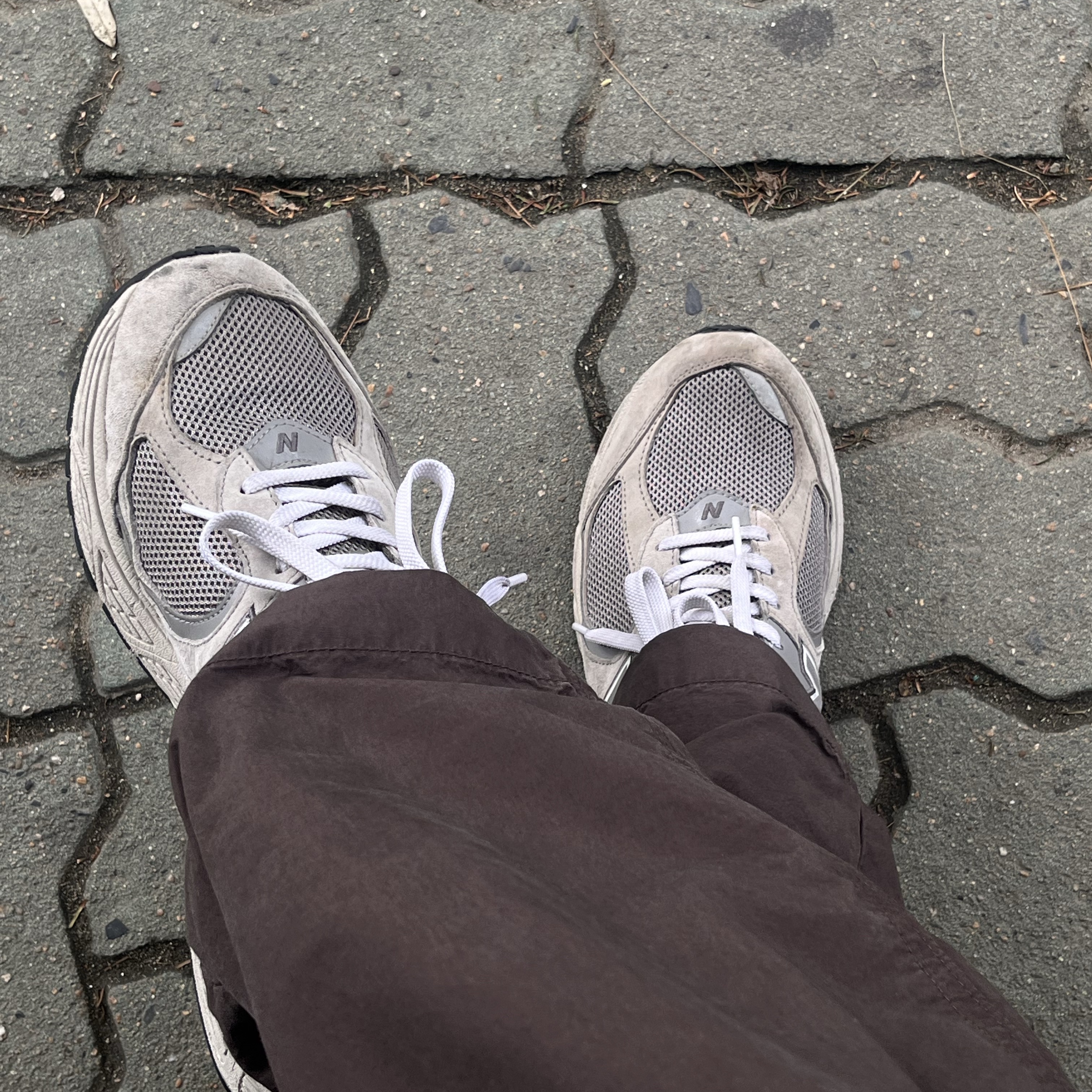 New Balance 2002R Grey 착용 스타일 - 1