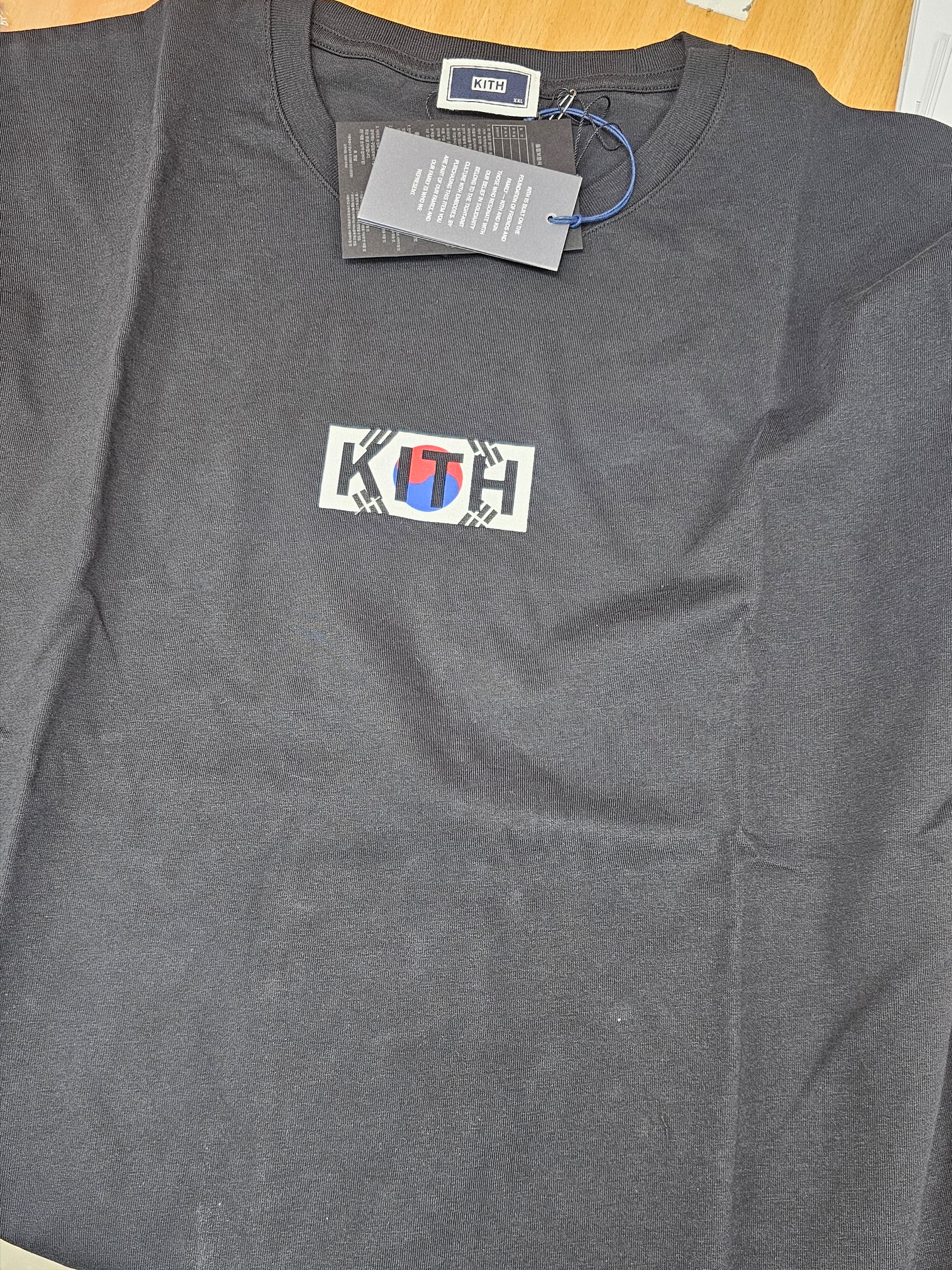 Kith Seoul Box Logo T-Shirt Black 착용 스타일