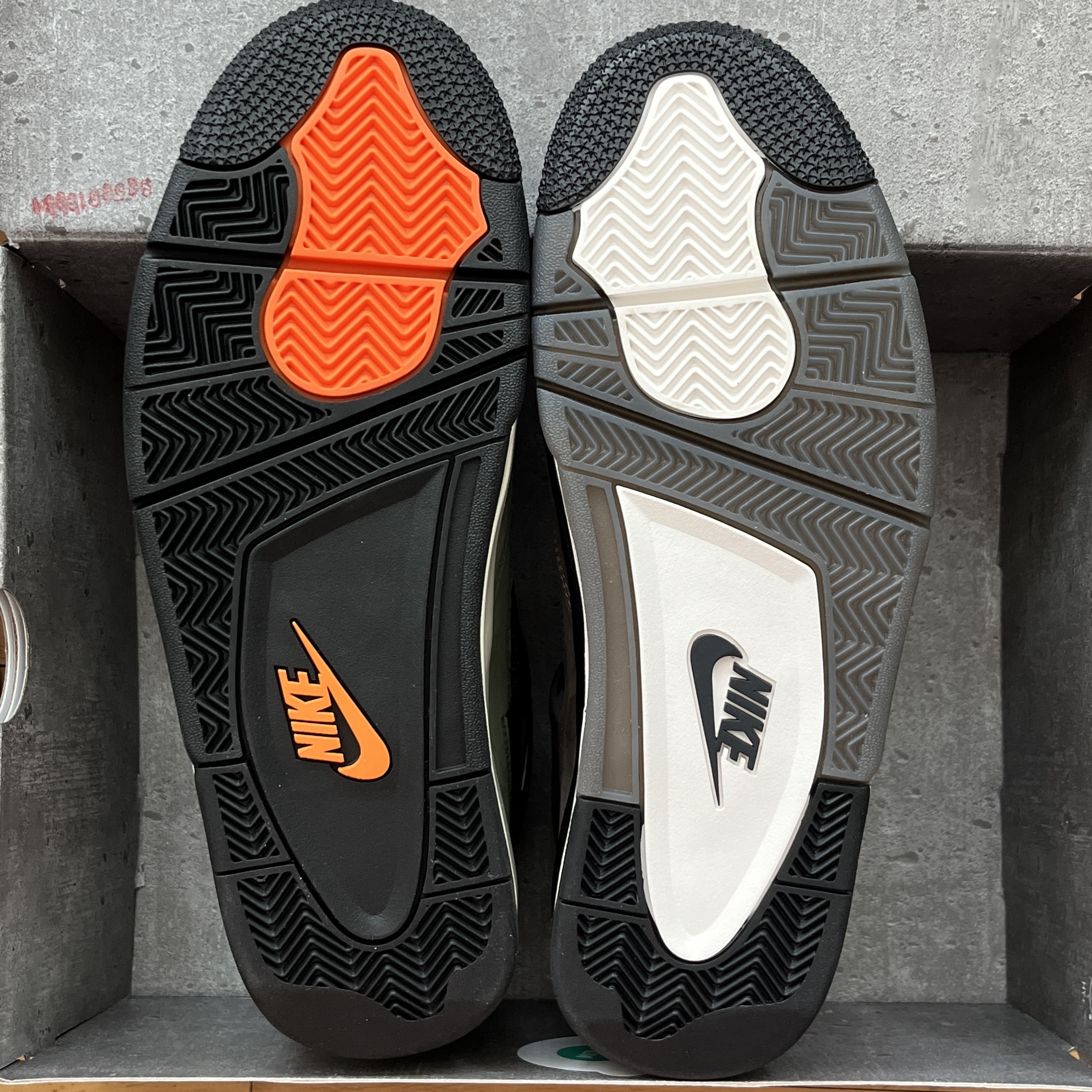 Jordan 4 x Undefeated Retro OG SP Deep Green and Clementine, Jordan 4 Retro Cave Stone and Black 착용 스타일 - 4