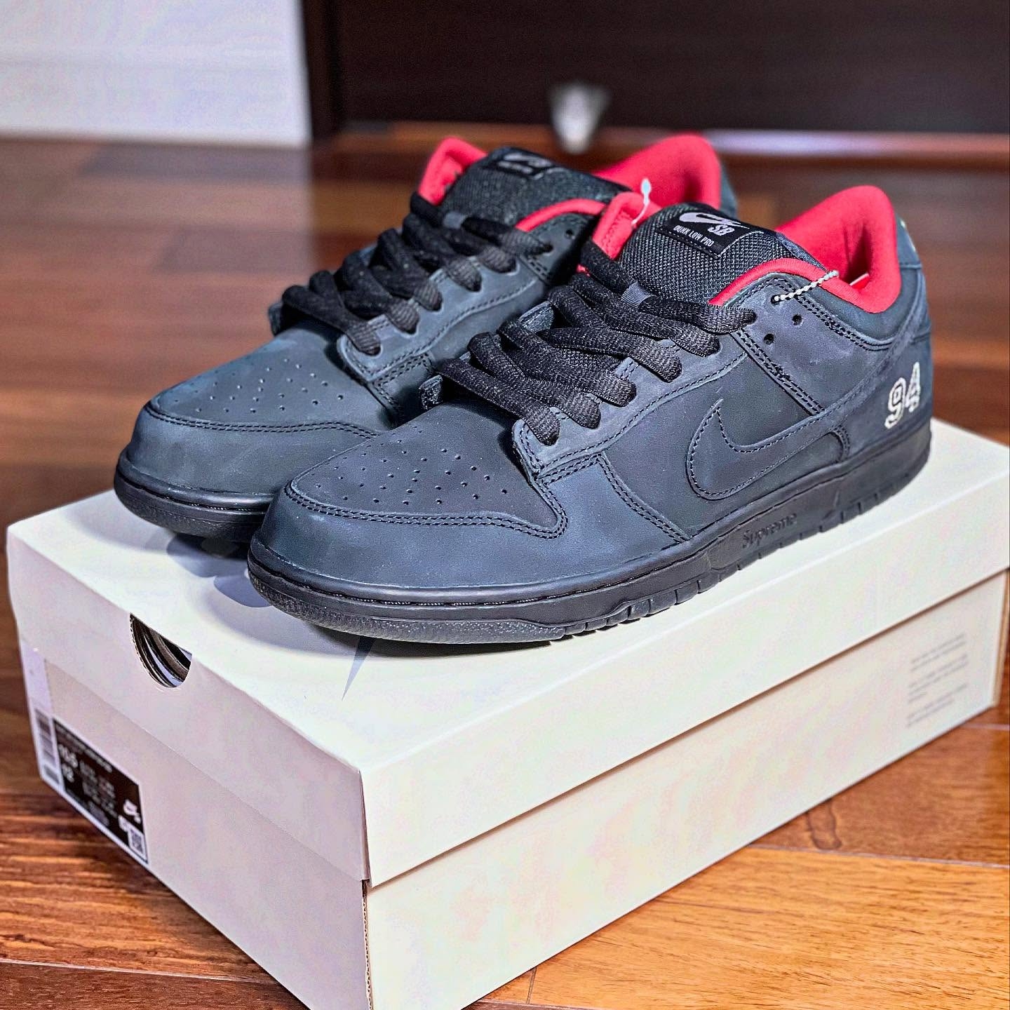 Nike x Supreme SB Dunk Low Black 착용 스타일 - 1
