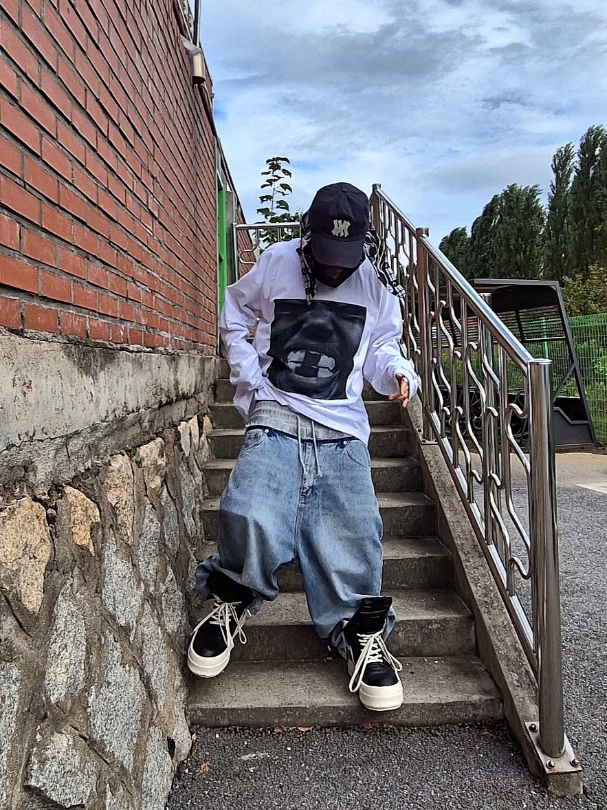 Yeezy Bully LS-01 Long Sleeve T-Shirt White, Rick Owens Hollywood Mega Bumper Geobasket in Full Grain Calf Leather Black Milk 착용 스타일 - 1
