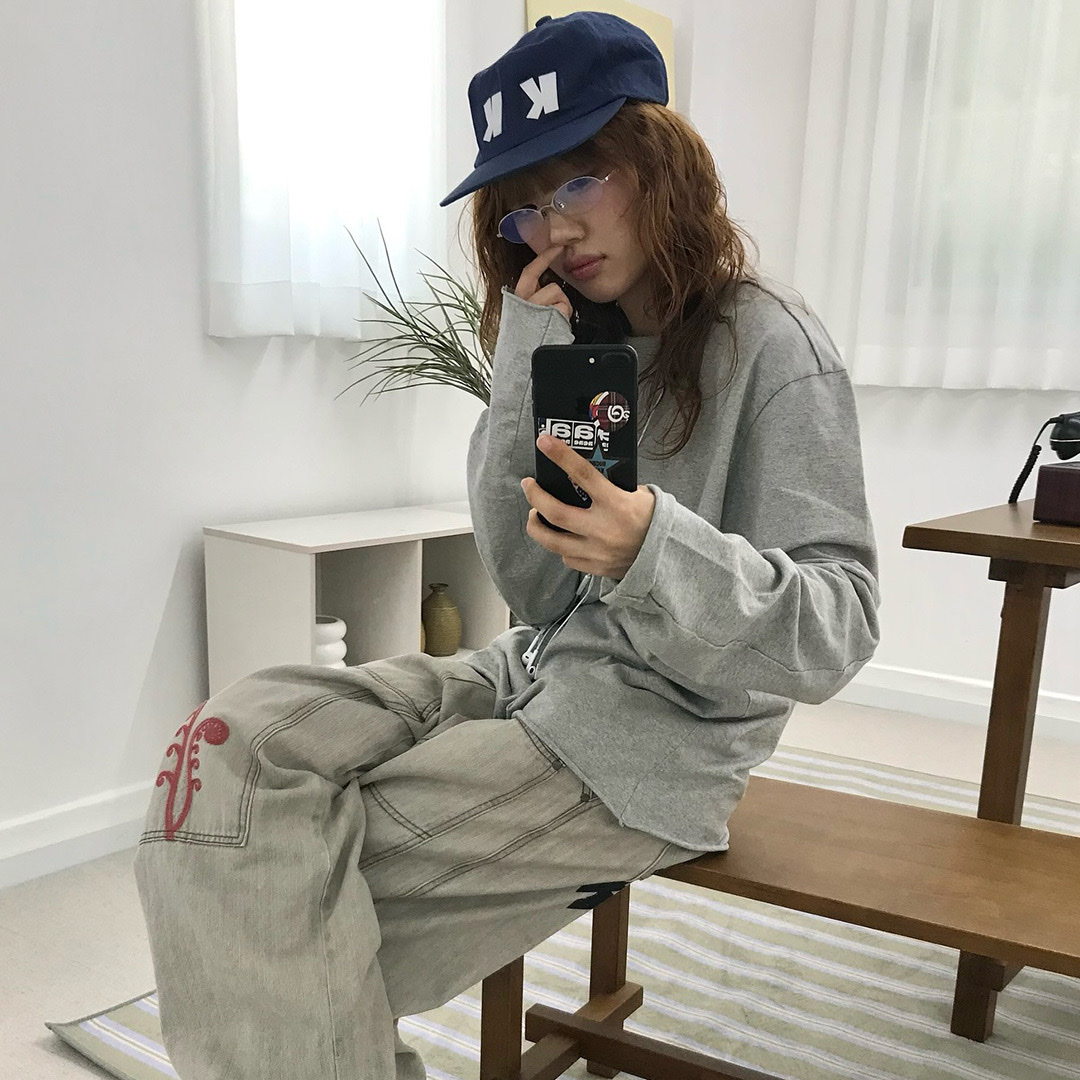Thevinylhouse Cut-Off Layered LS Tee Grey 착용 스타일