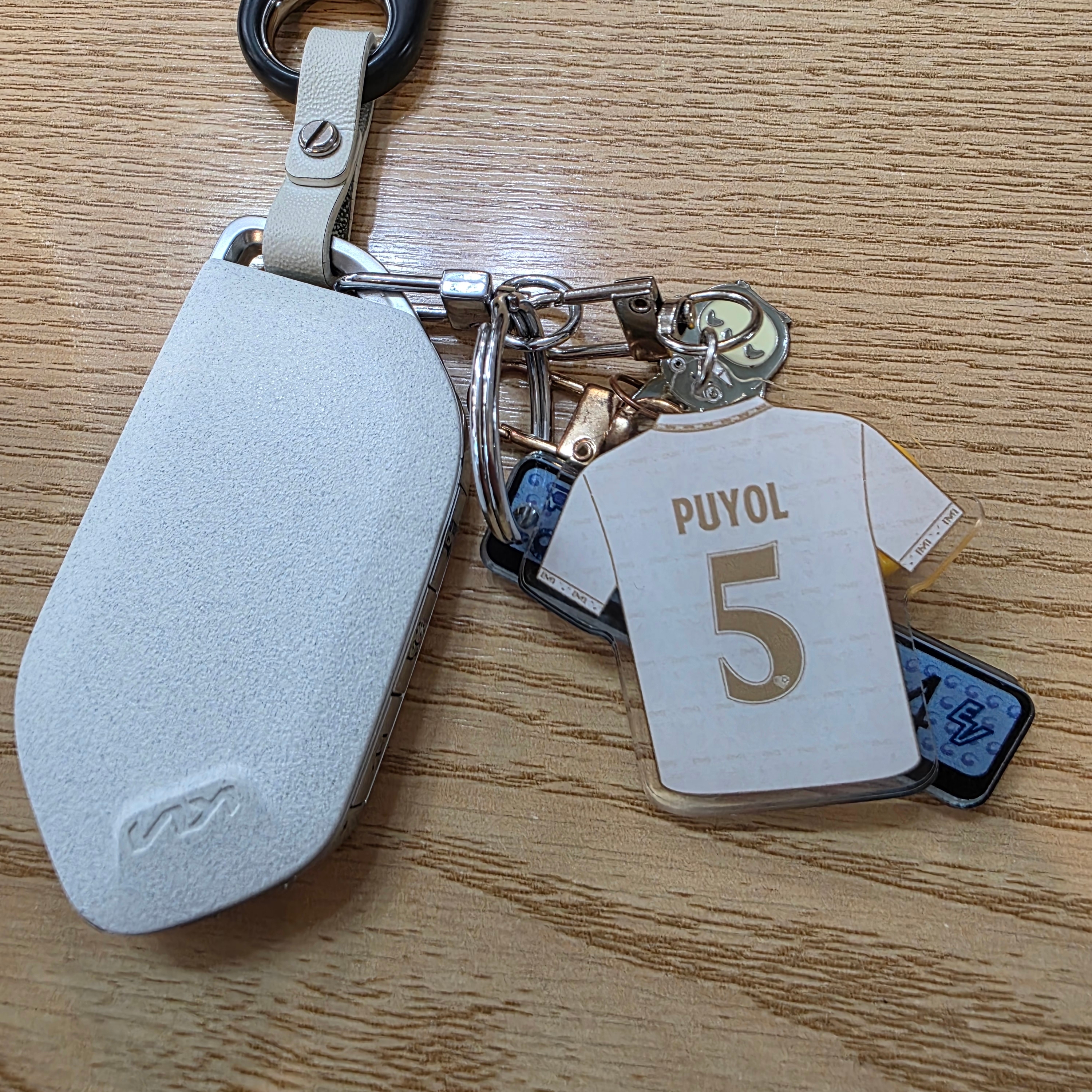 [PRE-ORDER] SHIELD UTD Acrylic Uniform Keyring White 착용 스타일
