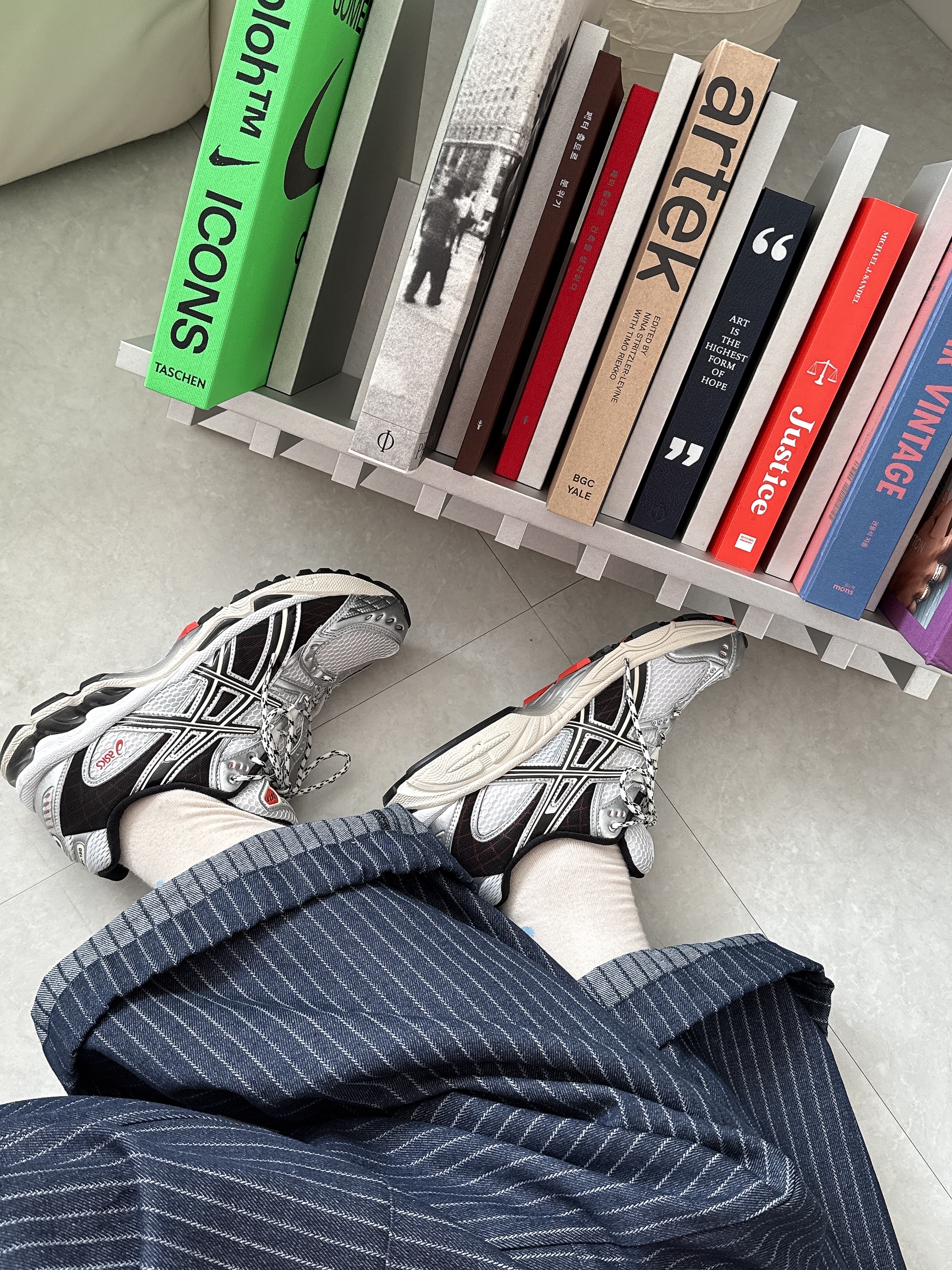 Asics Gel-Nimbus 10.1 White Black 착용 스타일 - 6