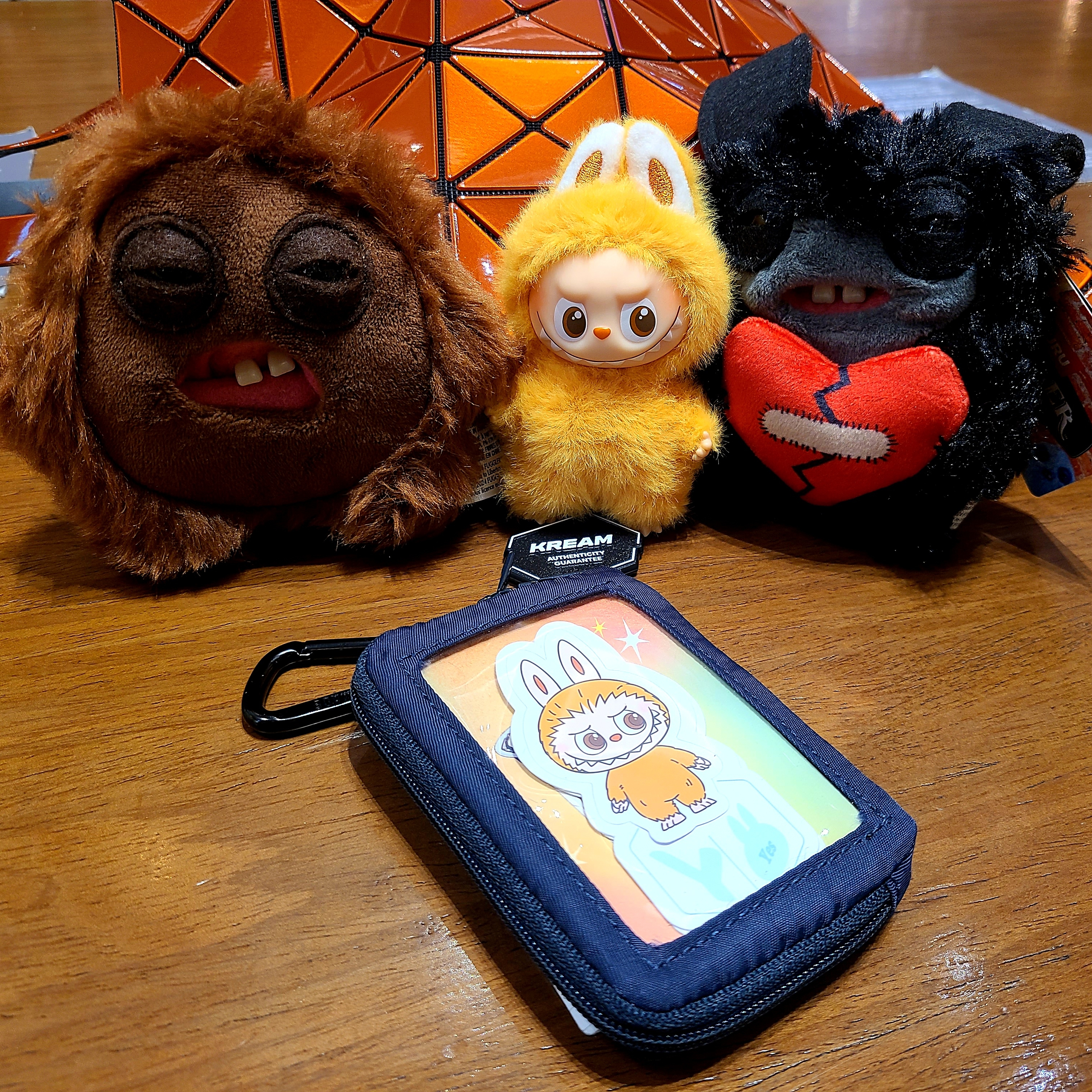 Pop Mart Labubu The Monsters Wacky Mart Series Earphone Case, Pop Mart Labubu The Monsters Pin For Love Series Vinyl Plush Pendant (N-Z) Y (Opened Case) 착용 스타일 - 2