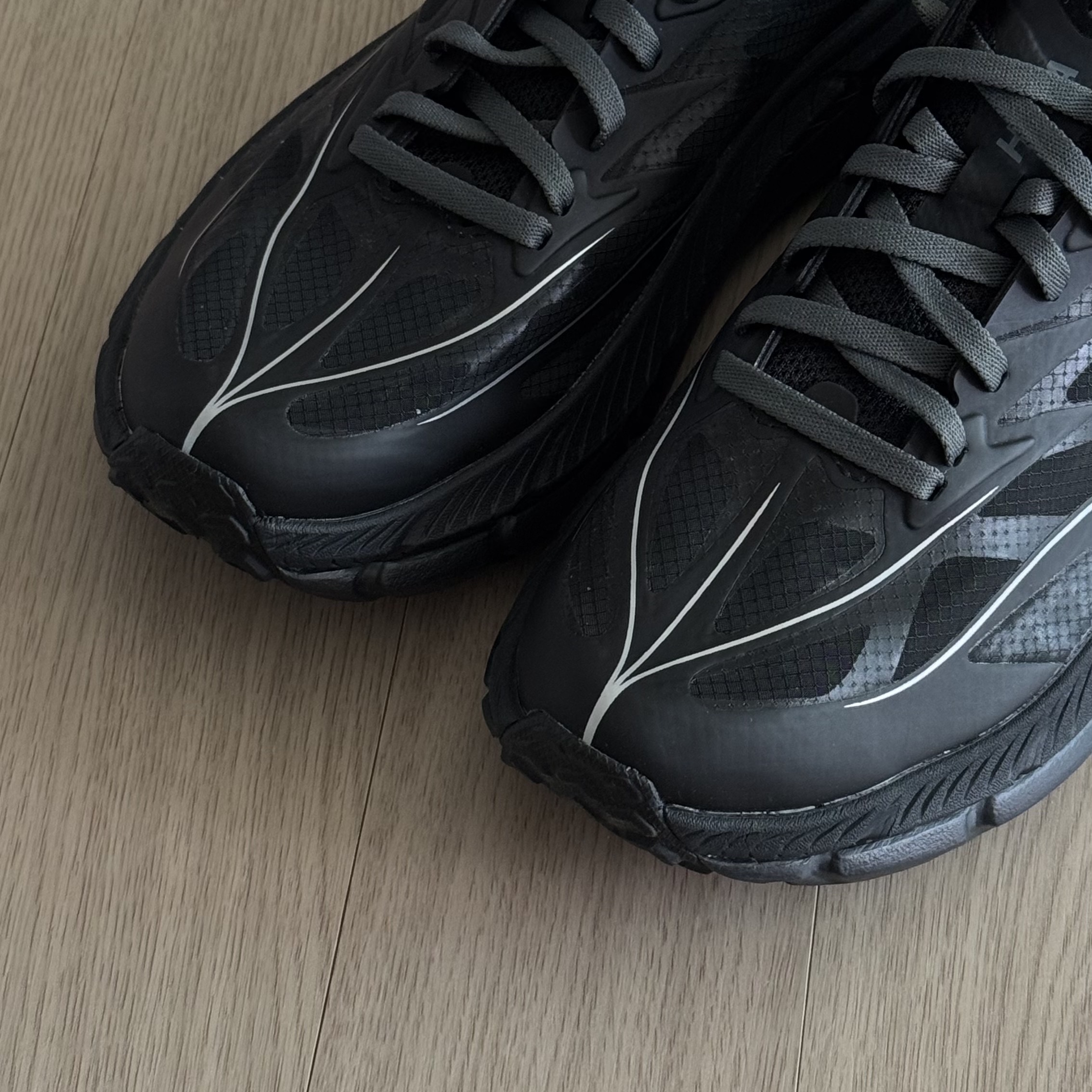 Hoka Mafate Speed 4 Lite Black Outer Orbit 착용 스타일 - 1