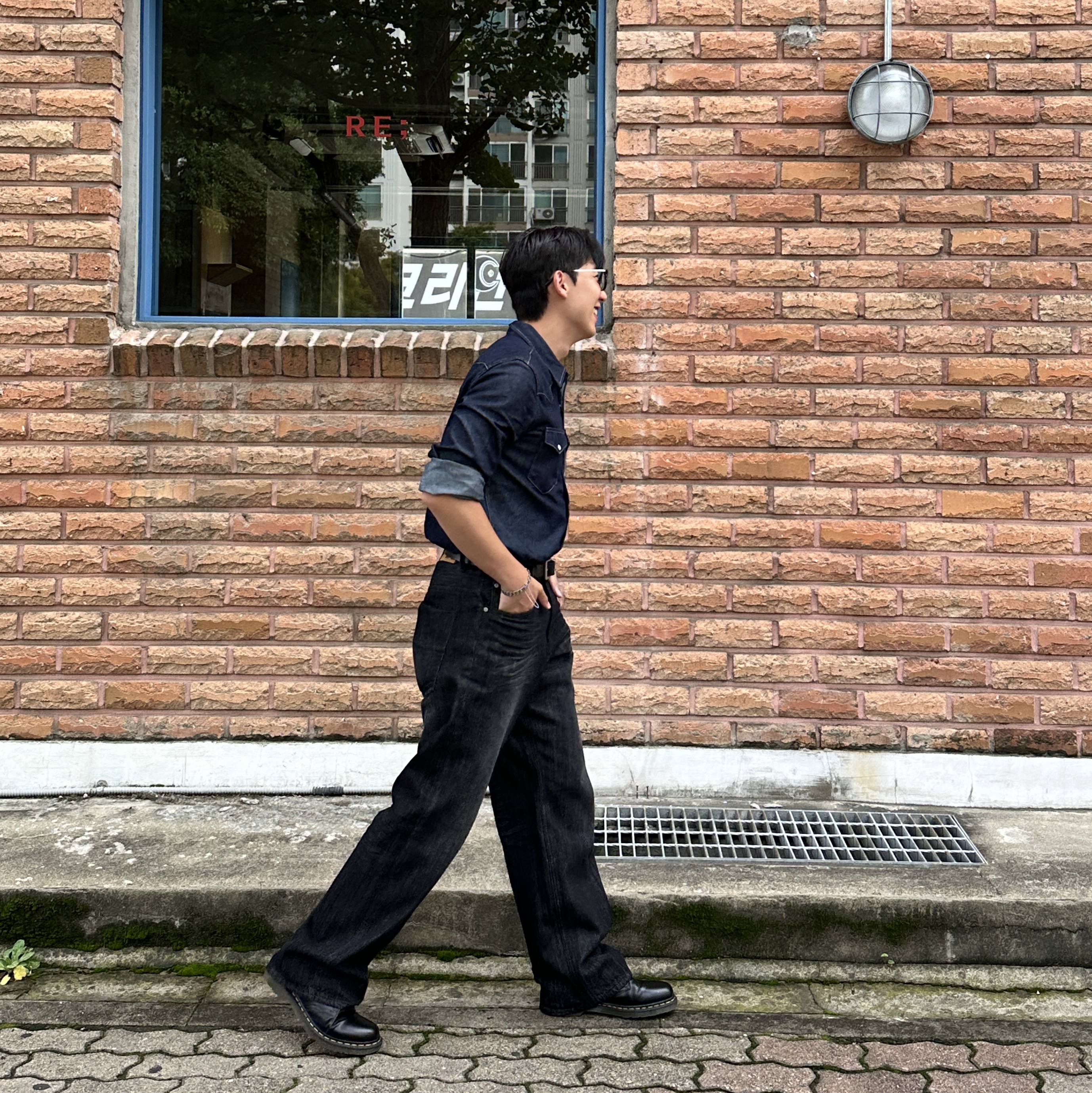 Levi's Standard Fit Classic Western Shirt Indigo, Dr. Martens 1461 Smooth Black 착용 스타일