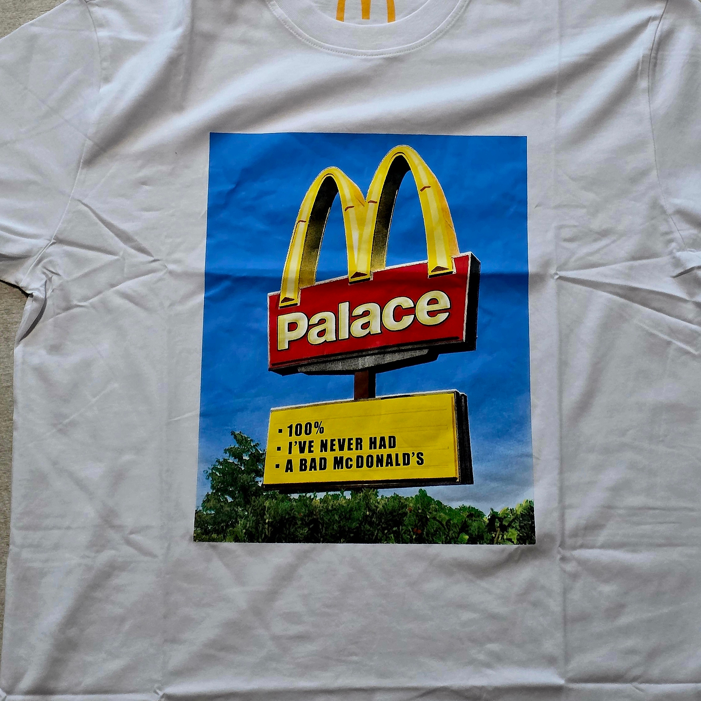 Palace x McDonald's Sign T-Shirt White - 23FW, New Balance 740v2 Black Silver Metallic 착용 스타일 - 1